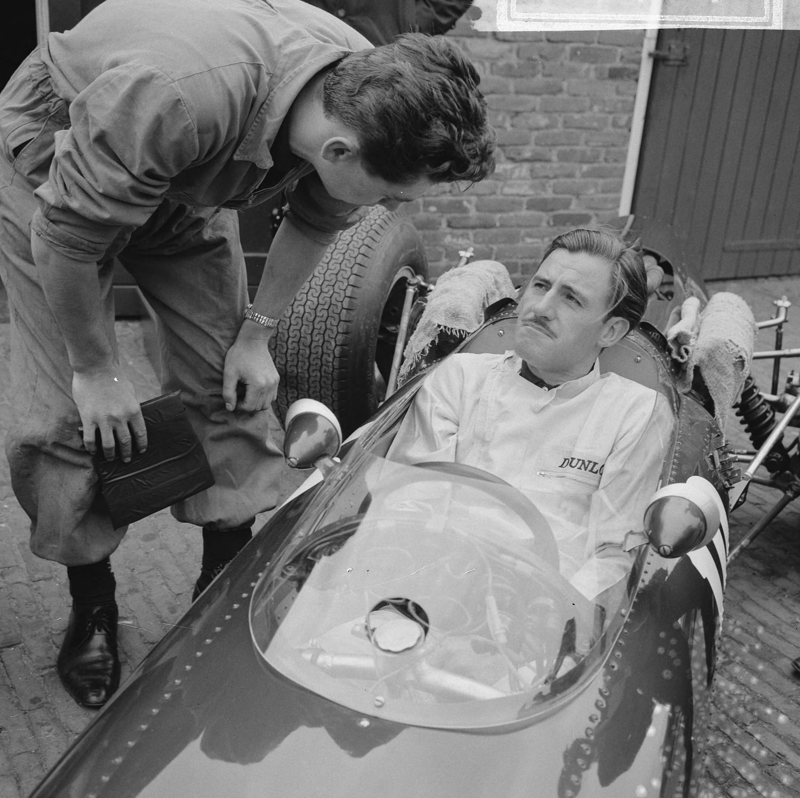 Fotocollectie Anefo — Training Zandvoort Grand Prix, Graham Hill (BRM) — Foto: Nijs, Jac. de / Anefo. Licentie: Set B: Rechtenvrij / Publiek Domein. Bron: Nationaal Archief. http://hdl.handle.net/10648/aab4ac1e-d0b4-102d-bcf8-003048976d84