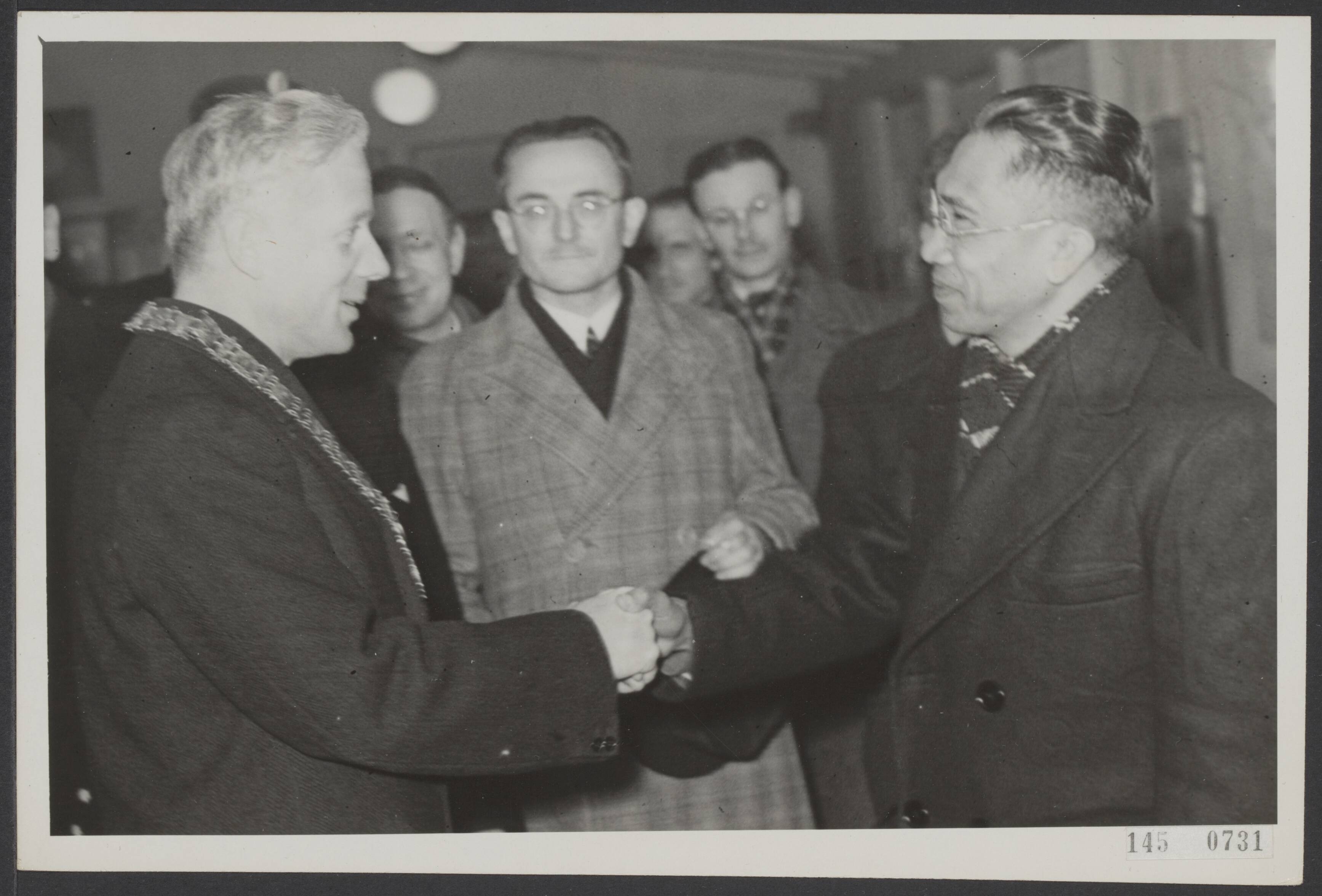 Fotocollectie Elsevier Binnenland — President van de Grote Oost komt aan op Schiphol — Foto: Sagers, Harry / Anefo. Licentie: Set B: Rechtenvrij / Publiek Domein. Bron: Nationaal Archief. http://hdl.handle.net/10648/ae405a4a-d0b4-102d-bcf8-003048976d84
