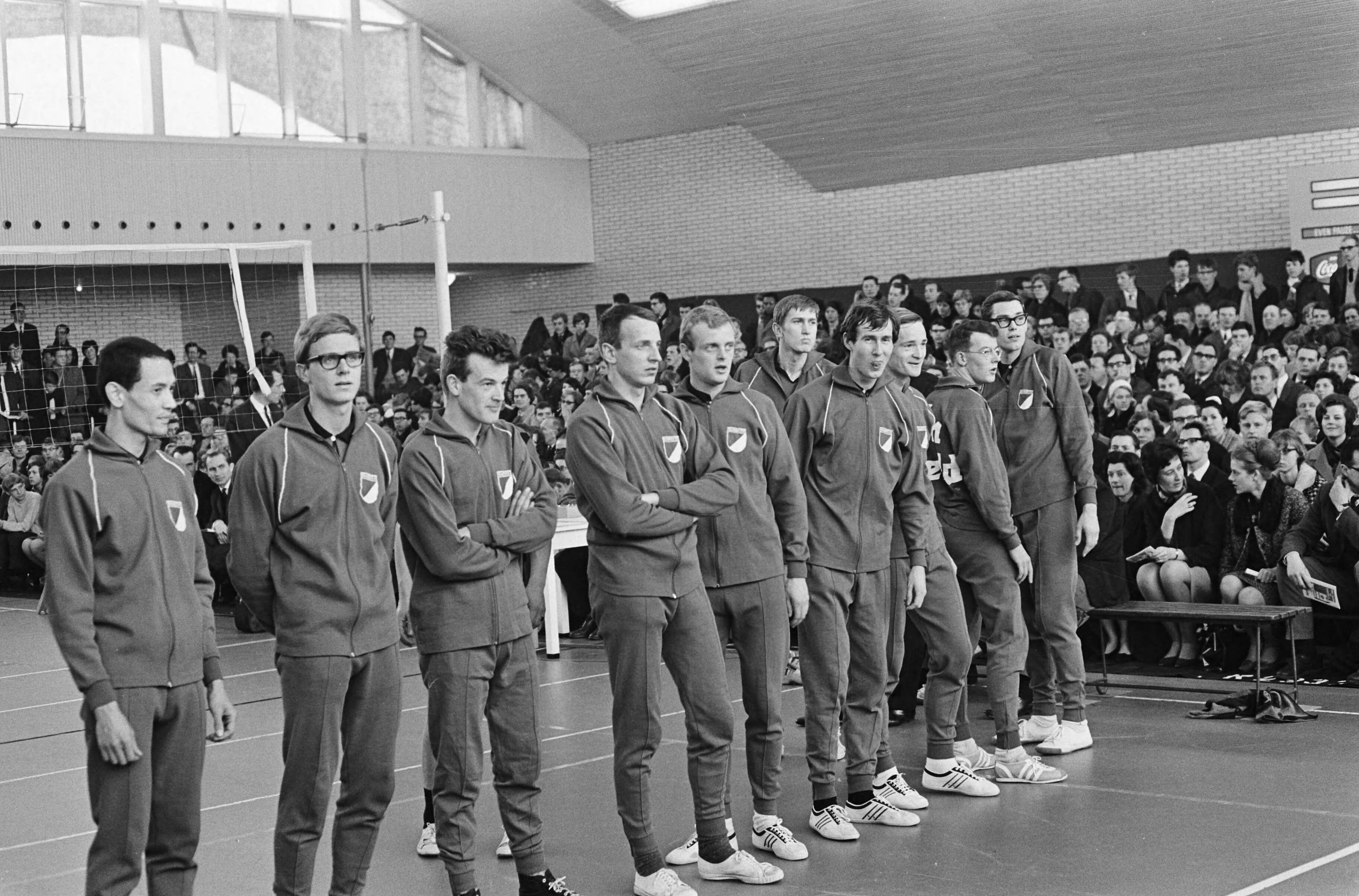 Fotocollectie Anefo — Volleybal Blokkeer tegen Dukla, het team van Blokkeer — Foto: Kroon, Ron / Anefo. Licentie: Set B: Rechtenvrij / Publiek Domein. Bron: Nationaal Archief. http://hdl.handle.net/10648/aae10e30-d0b4-102d-bcf8-003048976d84