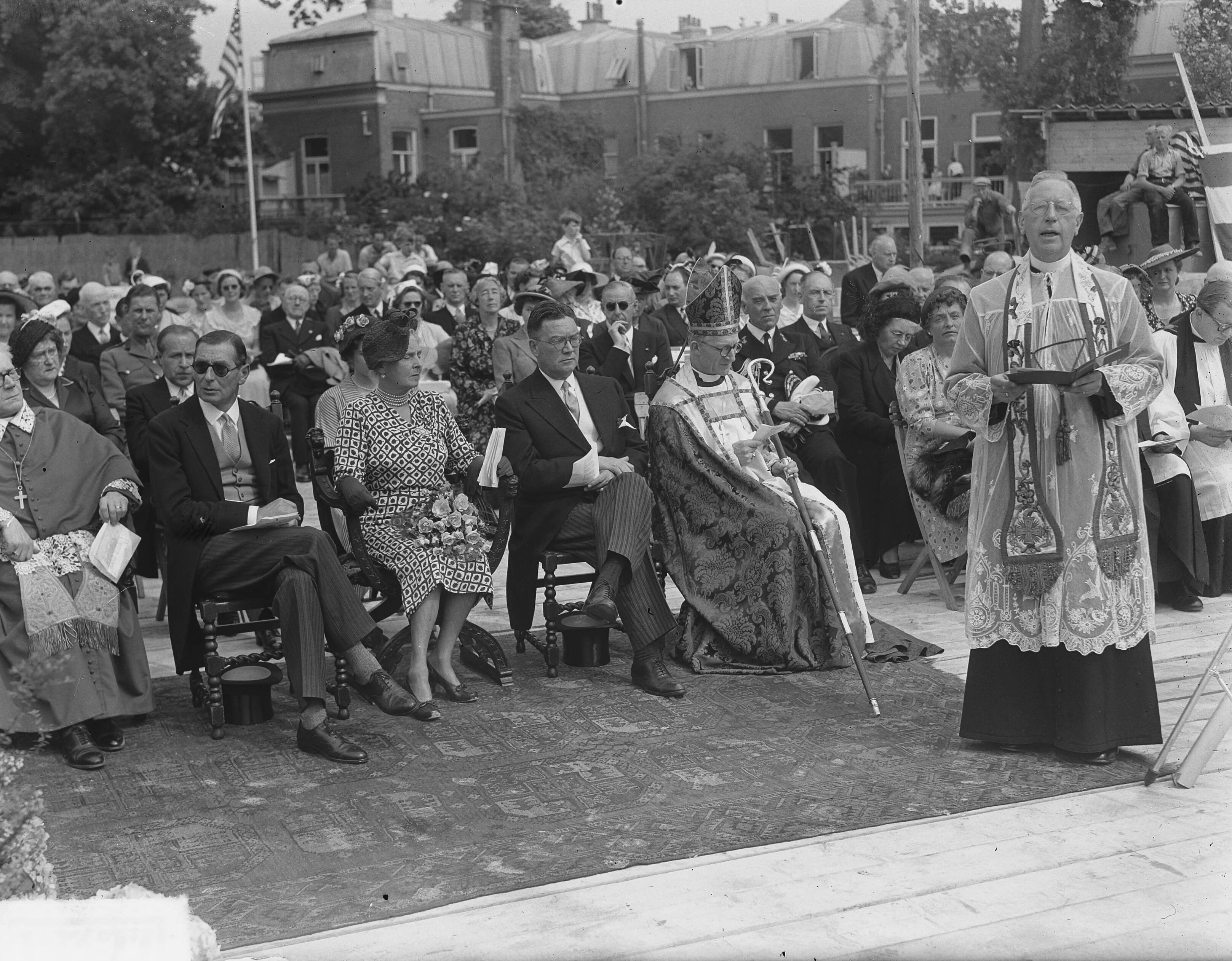 Fotocollectie Anefo — Eerste steenlegging voor de nieuwe Engelse en Amerikaanse Episcopale kerk aan de Riouwstraat te Den Haag, door Prinses Alice, gravin van Athlone — Foto: Duinen, H. van / Anefo. Licentie: Set B: Rechtenvrij / Publiek Domein. Bron: Nationaal Archief. http://hdl.handle.net/10648/a8ebd6c8-d0b4-102d-bcf8-003048976d84