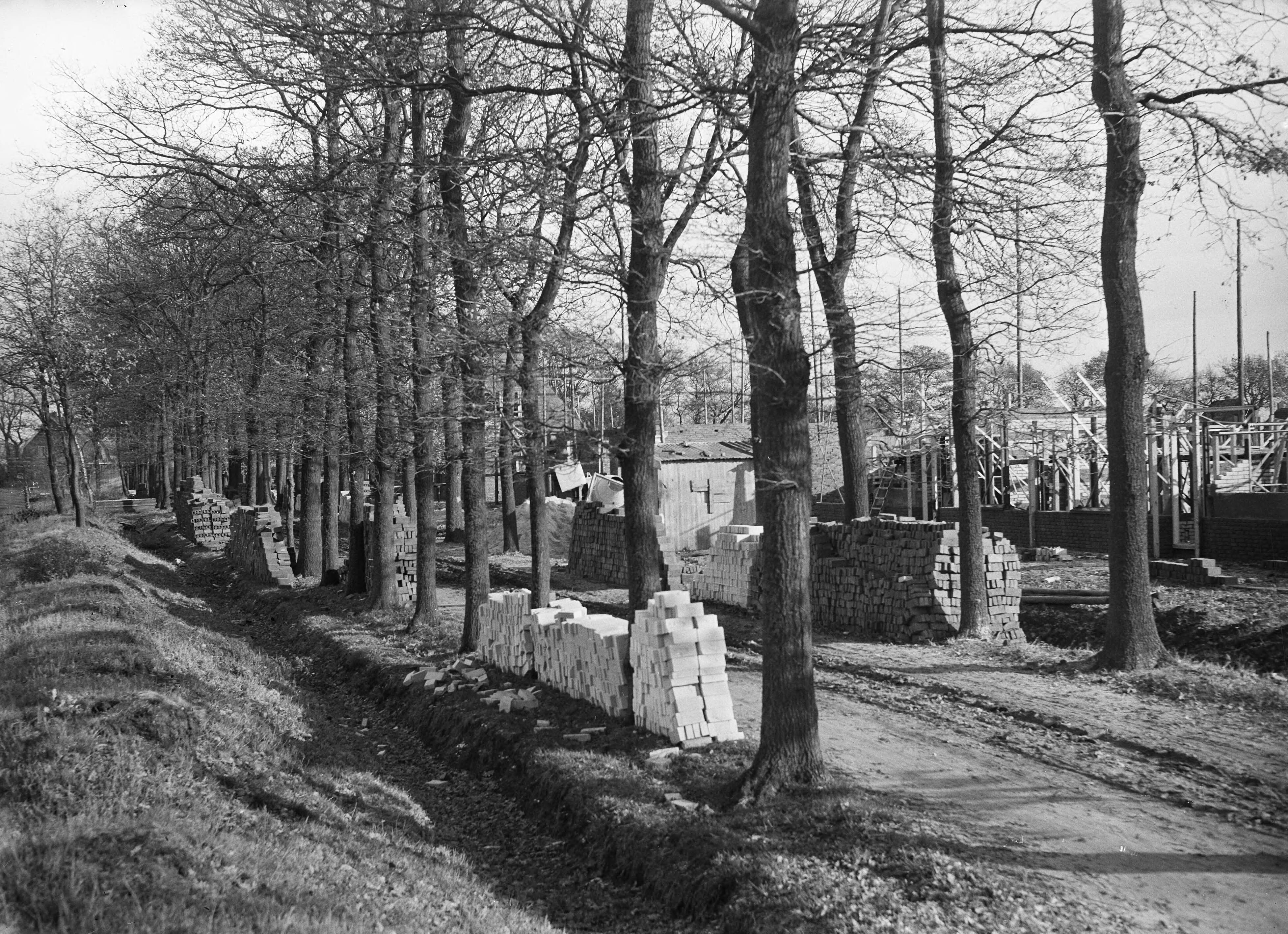 Wederopbouw Drenthe — Bouw te Nieuw-Amsterdam — Foto: Sagers, Harry / Anefo. Licentie: Set B: Rechtenvrij / Publiek Domein. Bron: Nationaal Archief. http://hdl.handle.net/10648/a8af98b6-d0b4-102d-bcf8-003048976d84
