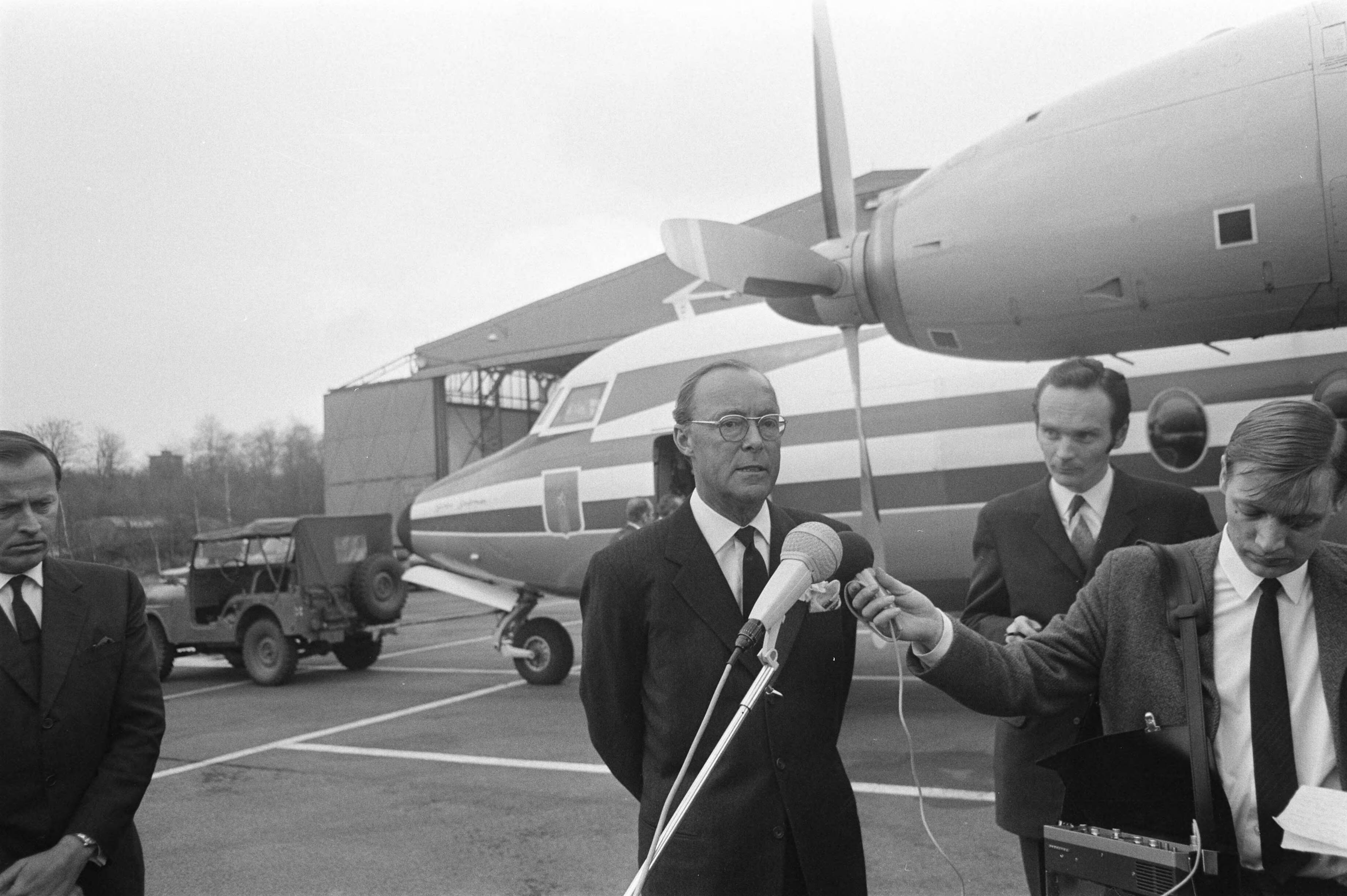 Prins Bernhard arriveert op Soesterberg na een reis naar het Verre Oosten — Prins Bernhard staat journalisten te woord — Foto: Mieremet, Rob / Anefo. Licentie: Set B: Rechtenvrij / Publiek Domein. Bron: Nationaal Archief. http://hdl.handle.net/10648/ab93b472-d0b4-102d-bcf8-003048976d84