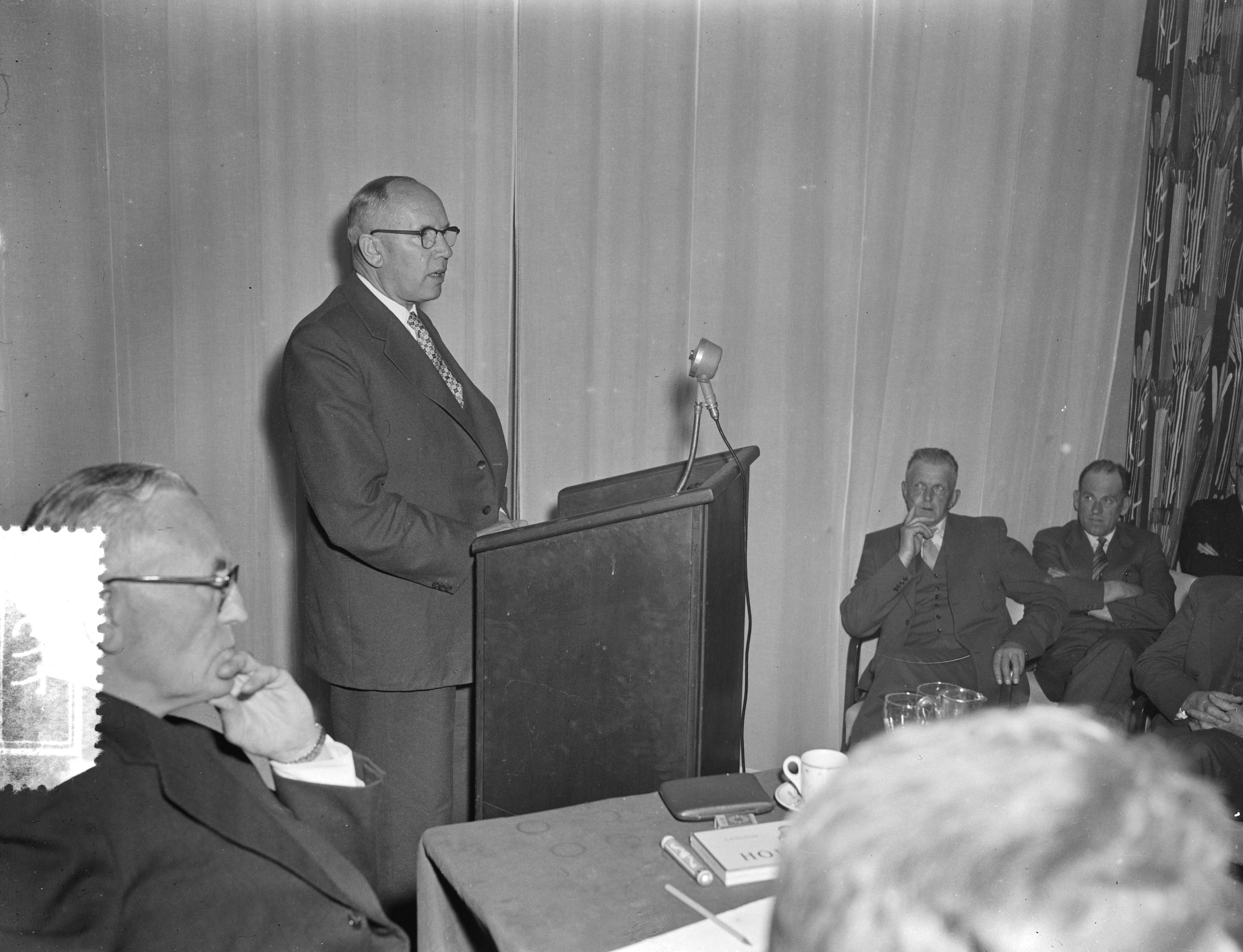 Fotocollectie Anefo — Algemene vergadering van de Hollandse Maatschappij voor de Landbouw te Scheveningen — Foto: Pot, Harry / Anefo. Licentie: Set B: Rechtenvrij / Publiek Domein. Bron: Nationaal Archief. http://hdl.handle.net/10648/a947acfa-d0b4-102d-bcf8-003048976d84
