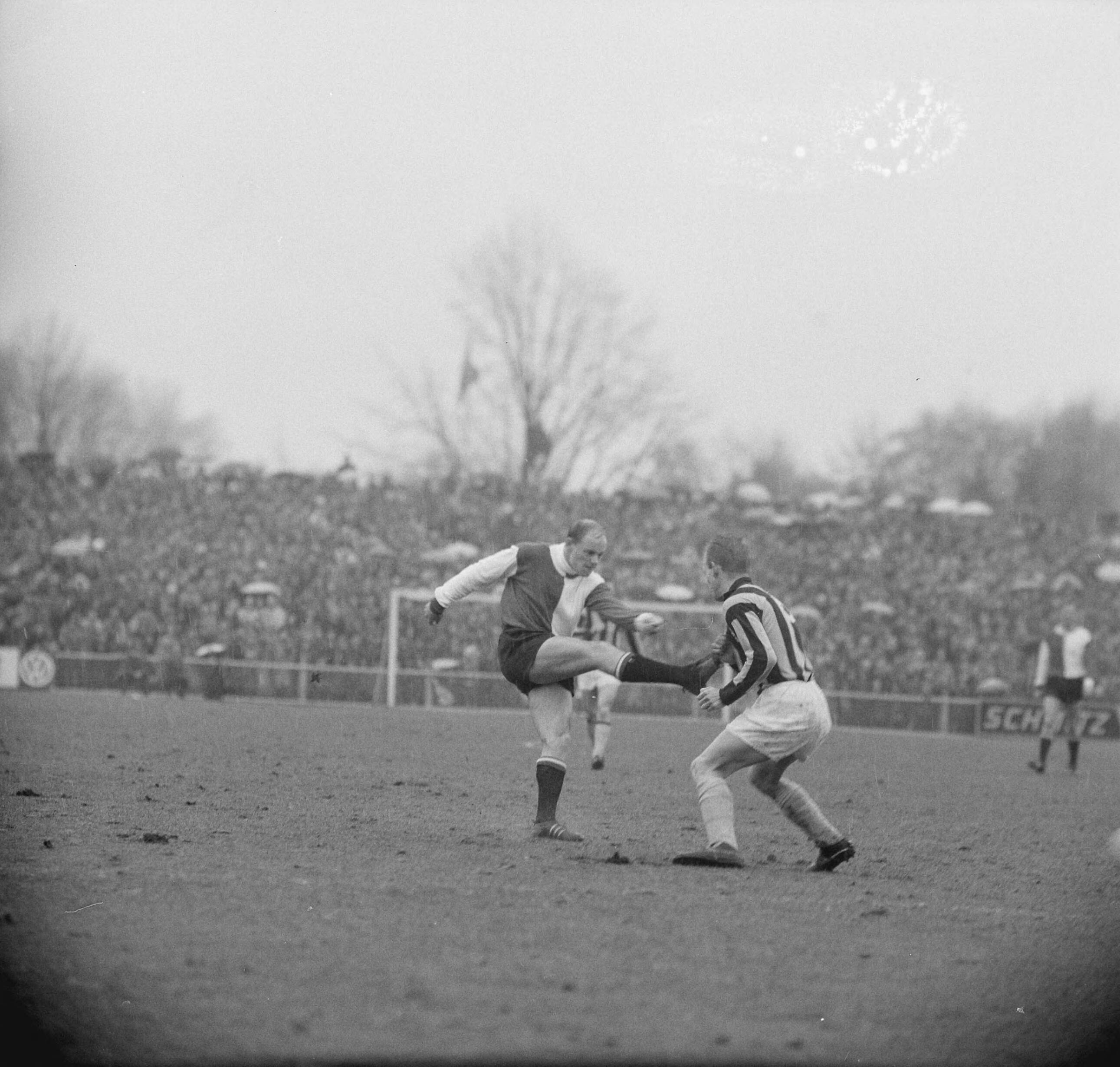 Fotocollectie Anefo — Voetbal. NAC tegen Feyenoord 1-0. Spelmoment, Gerard "Pummy" Bergholtz (F.) in actie — Foto: Nijs, Jac. de / Anefo. Licentie: Set B: Rechtenvrij / Publiek Domein. Bron: Nationaal Archief. http://hdl.handle.net/10648/aa9a7e34-d0b4-102d-bcf8-003048976d84
