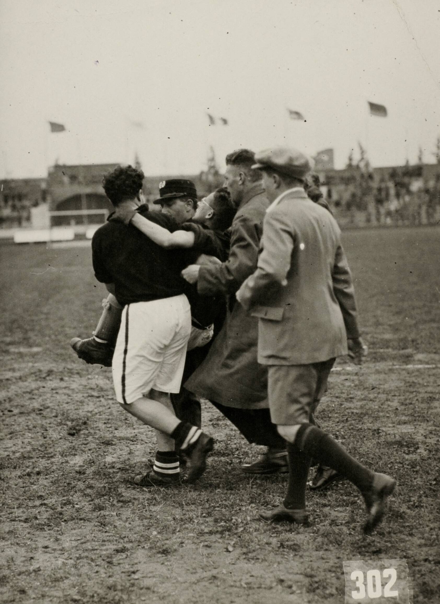 Sport — Sport. Olympische Spelen 1928 Amsterdam, Nederland : Een voetbalspeler wordt gewond van het veld gedragen. — Foto: Fotograaf Onbekend / Algemeen Fotobureau Amsterdam / Spaarnestad Photo (05887). Licentie: Set B: Rechtenvrij / Publiek Domein. Bron: Nationaal Archief. http://hdl.handle.net/10648/35429da6-d6bb-a382-e063-6df0900a6686