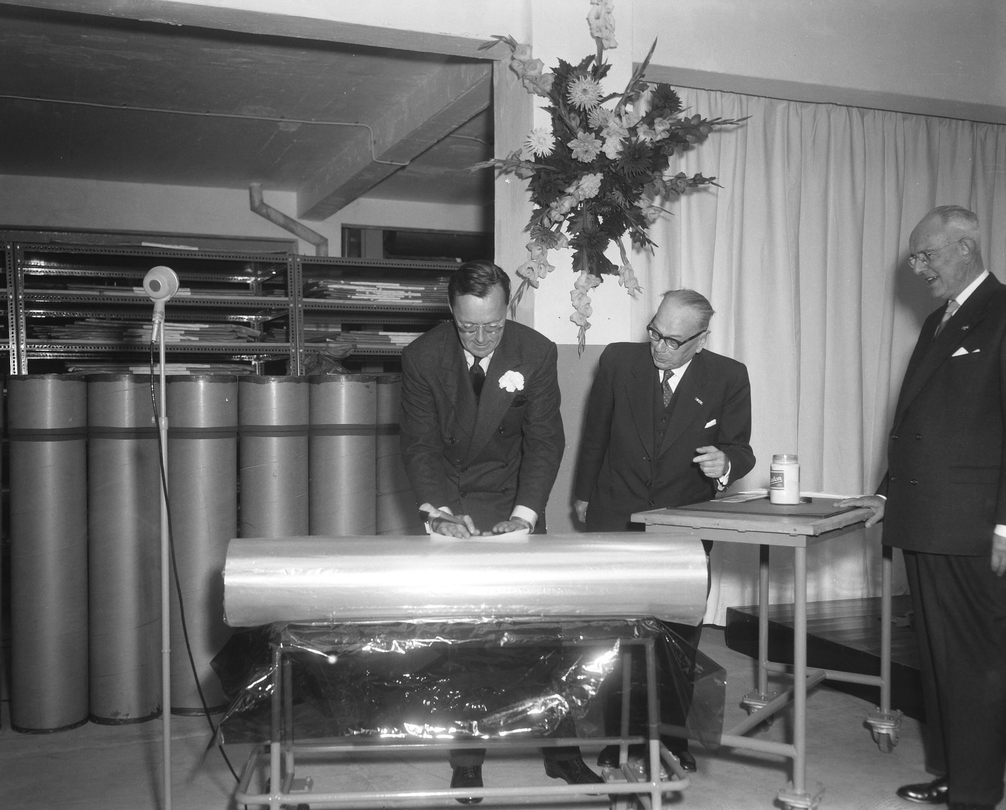 Fotocollectie Anefo — Opening cellophaanfabriek van de Hollandse Kunstzijde Industrie te Breda door prins Bernhard — Foto: Pot, Harry / Anefo. Licentie: Set B: Rechtenvrij / Publiek Domein. Bron: Nationaal Archief. http://hdl.handle.net/10648/a96847e4-d0b4-102d-bcf8-003048976d84