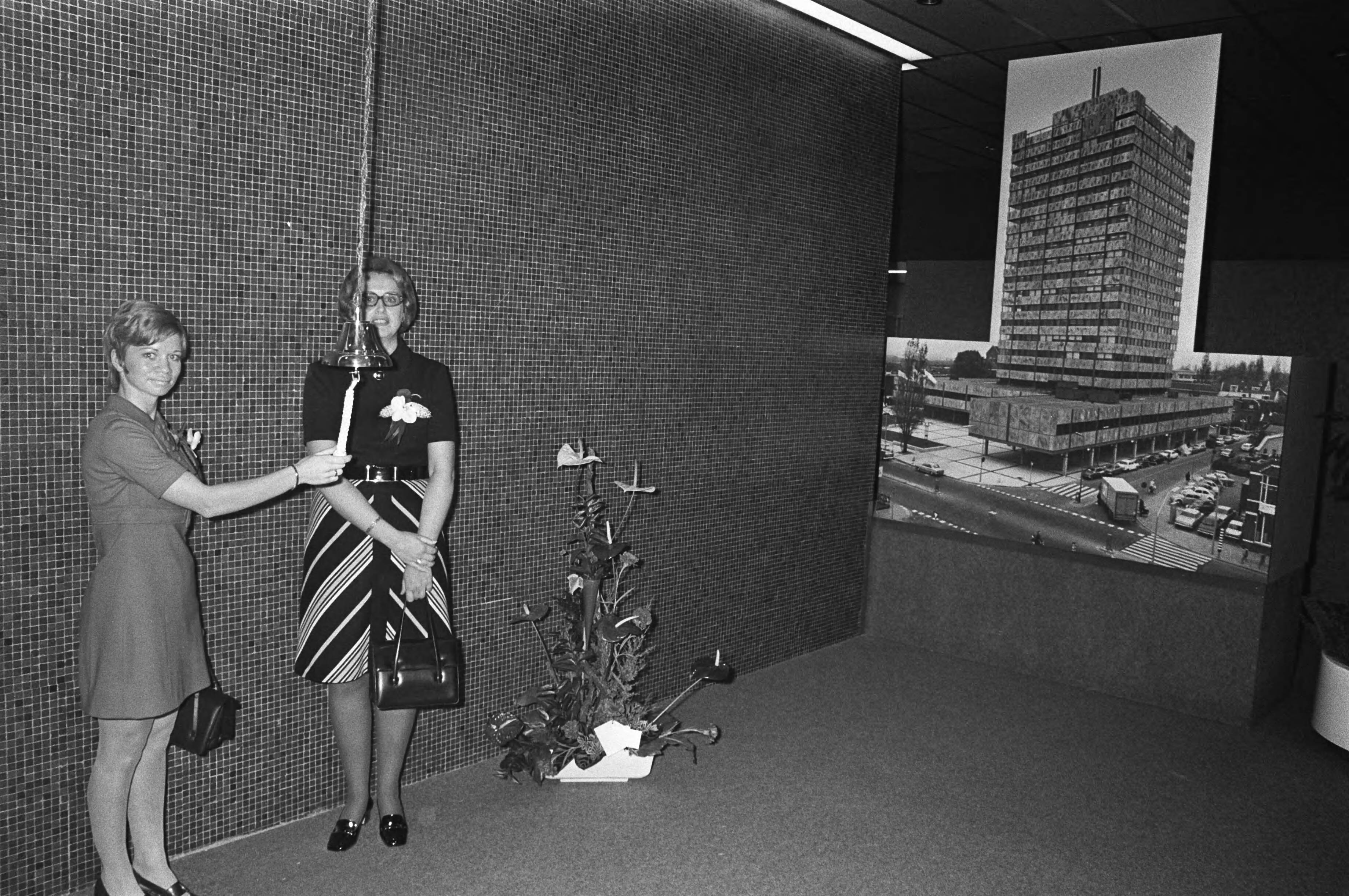 Fotocollectie Anefo — Opening hoofdkantoor Albert Heyn te Zaandam — Foto: Punt, W. / Anefo. Licentie: Set B: Rechtenvrij / Publiek Domein. Bron: Nationaal Archief. http://hdl.handle.net/10648/abd7c586-d0b4-102d-bcf8-003048976d84