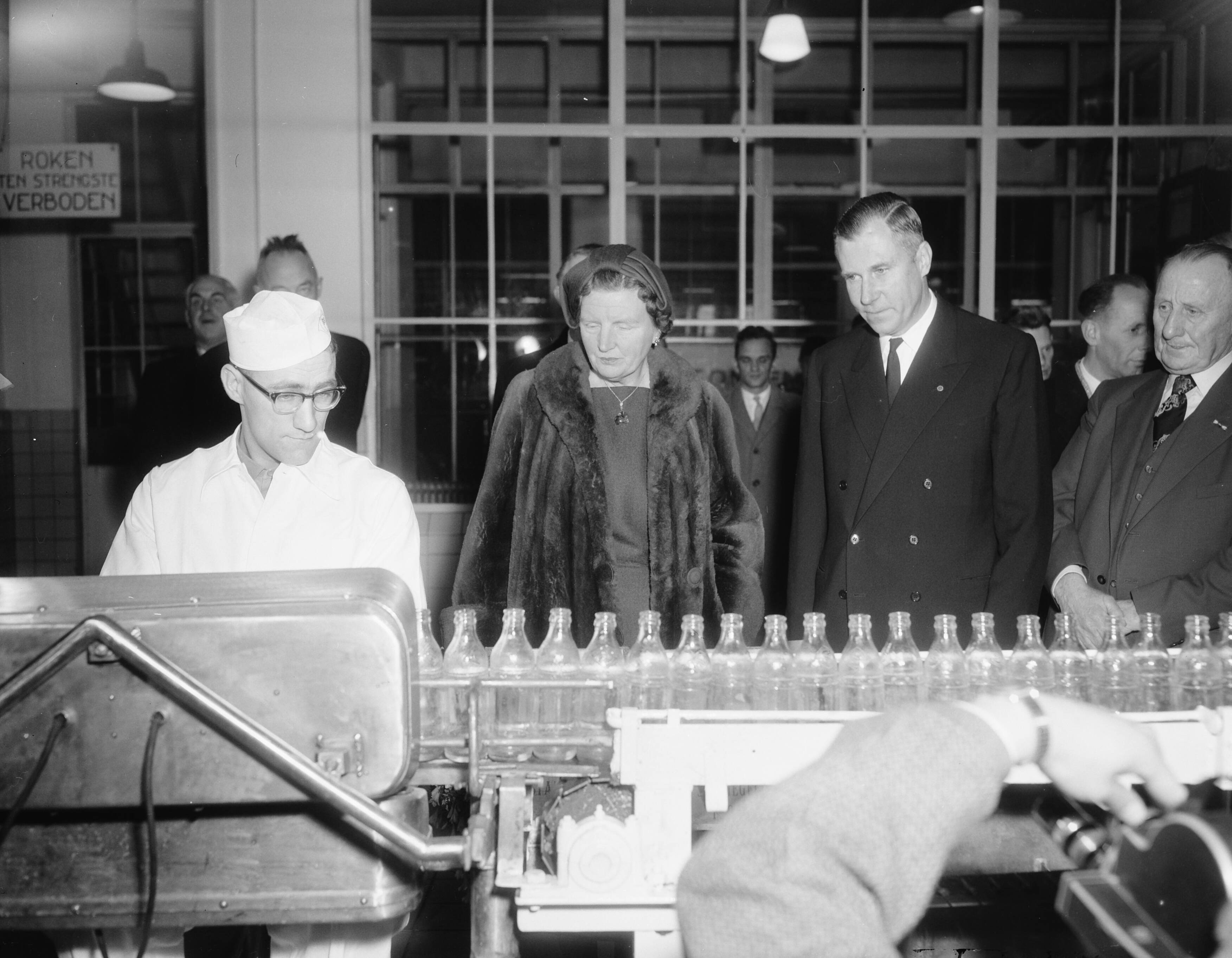 Fotocollectie Anefo — Bezoek aan Coöperatieve Condensfabriek Friesland, met directeur Ir. J. B. Ritzema van Ikema — Foto: Pot, Harry / Anefo. Licentie: Set B: Rechtenvrij / Publiek Domein. Bron: Nationaal Archief. http://hdl.handle.net/10648/a96f1fa6-d0b4-102d-bcf8-003048976d84