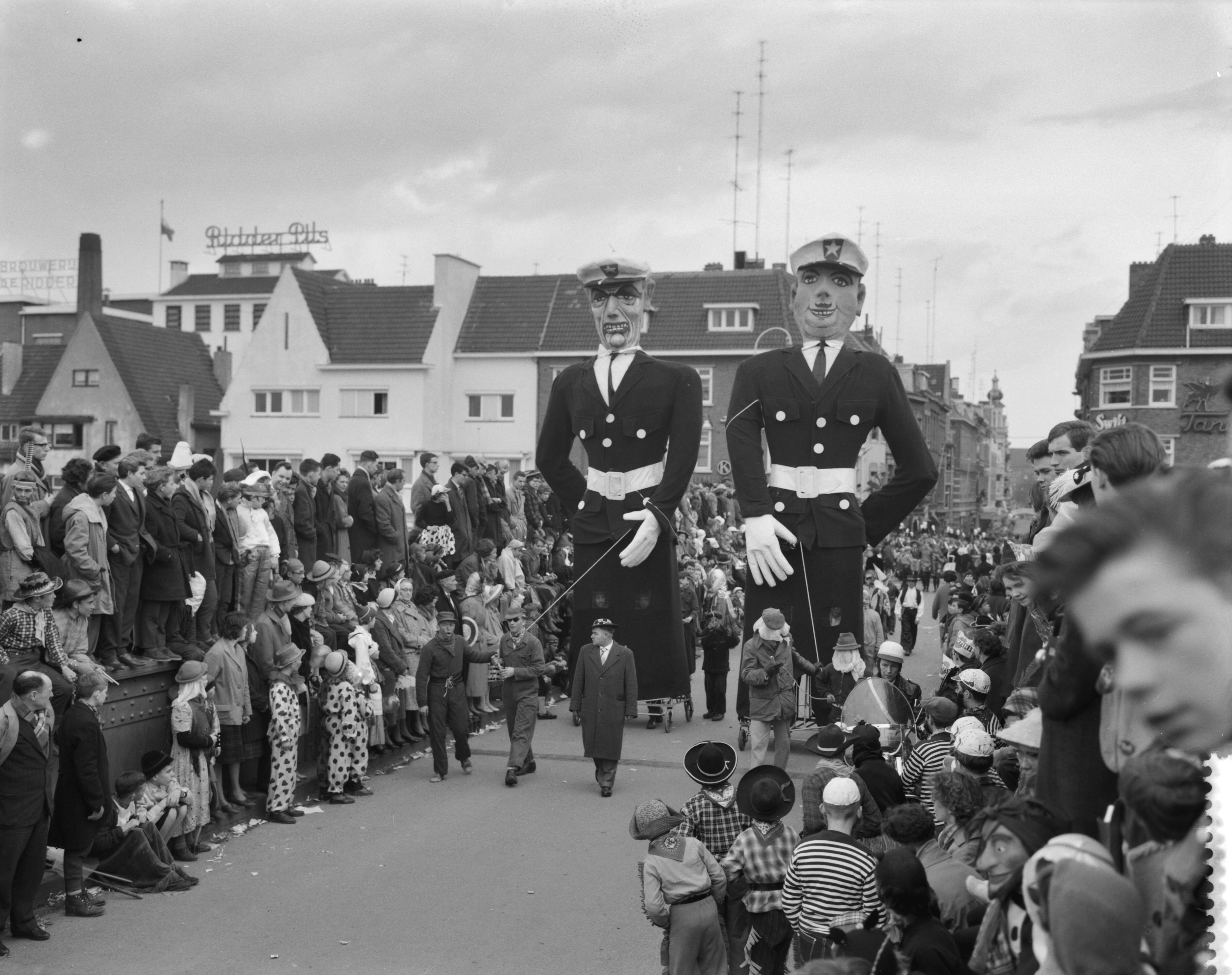 Fotocollectie Anefo — Carnavalsoptocht in Maastricht, opening van de stoet door 2 agenten — Foto: Rossem, Wim van / Anefo. Licentie: Set B: Rechtenvrij / Publiek Domein. Bron: Nationaal Archief. http://hdl.handle.net/10648/a9c8fc9c-d0b4-102d-bcf8-003048976d84
