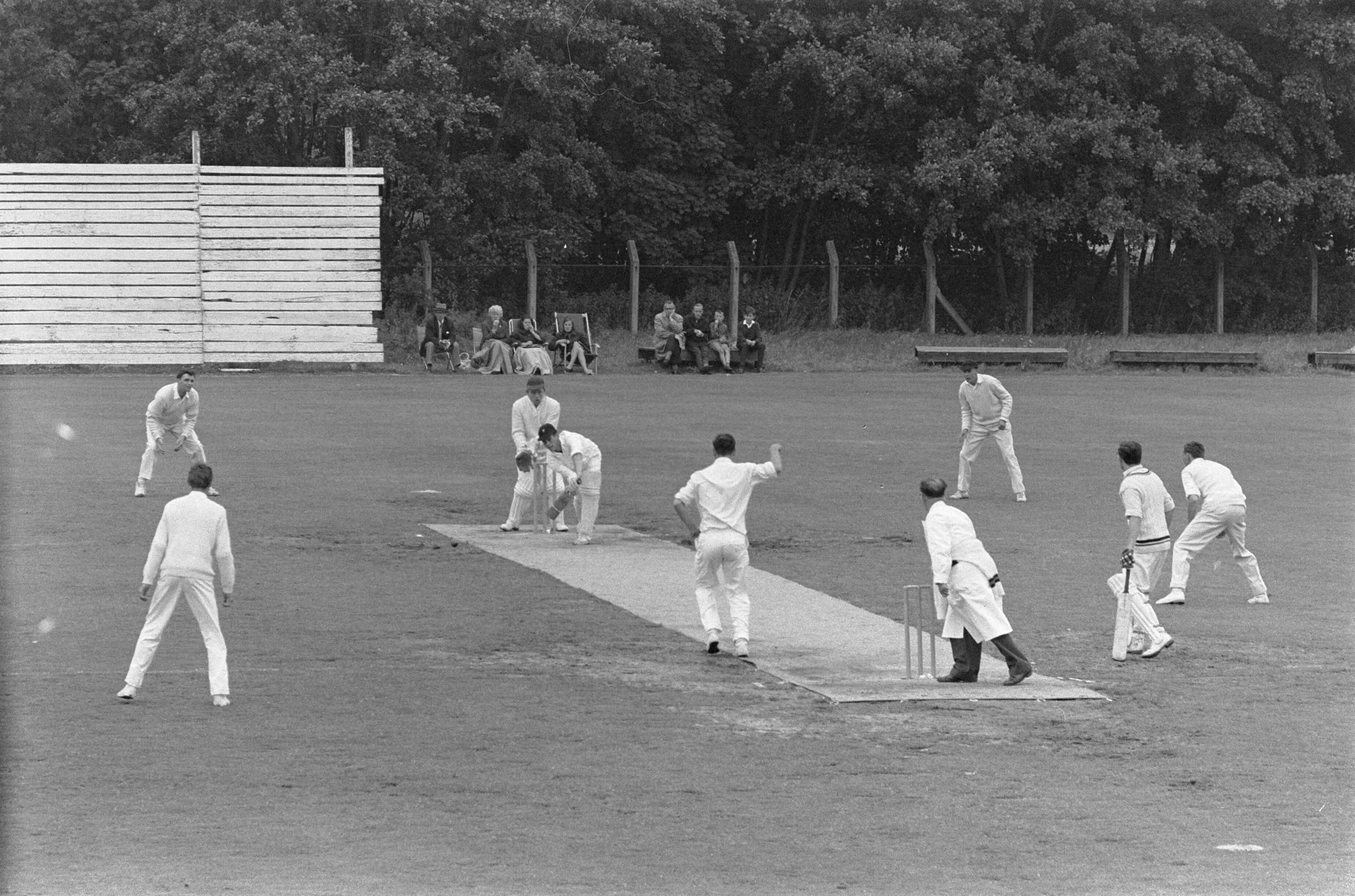 Fotocollectie Anefo — Cricket. Rood en Wit tegen HBS te Haarlem. Spelmoment — Foto: Pot, Harry / Anefo. Licentie: Set B: Rechtenvrij / Publiek Domein. Bron: Nationaal Archief. http://hdl.handle.net/10648/aa3e0dc0-d0b4-102d-bcf8-003048976d84