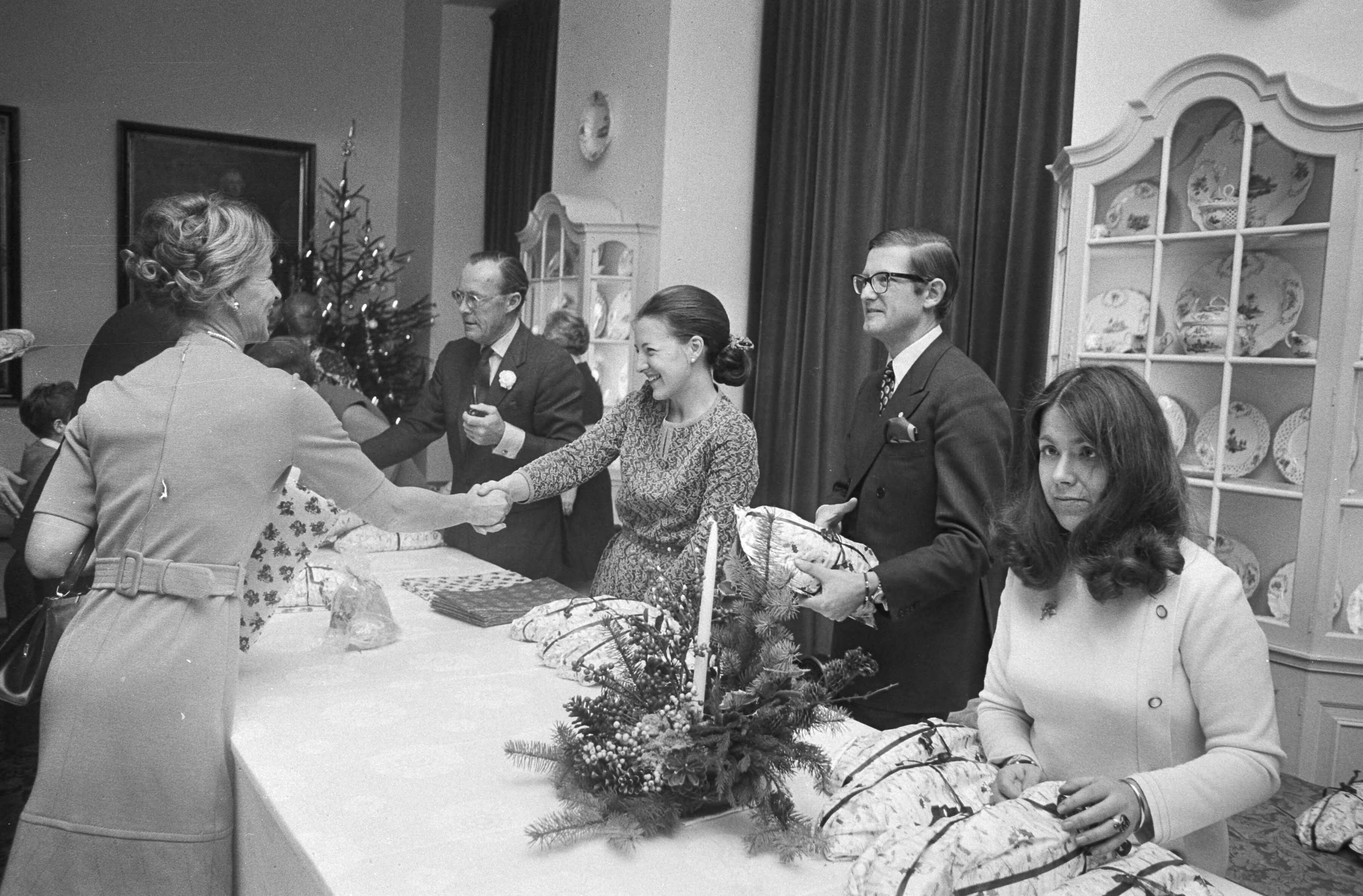 Fotocollectie Anefo — Koninklijk Huis houdt jaarlijks Kerstfeest voor personeel op Huis ten Bosch Den Haag; Prins Bernhard, Prinses Margriet, Pieter, Prinses Christina — Foto: Mieremet, Rob / Anefo. Licentie: Set B: Rechtenvrij / Publiek Domein. Bron: Nationaal Archief. http://hdl.handle.net/10648/abae2a96-d0b4-102d-bcf8-003048976d84