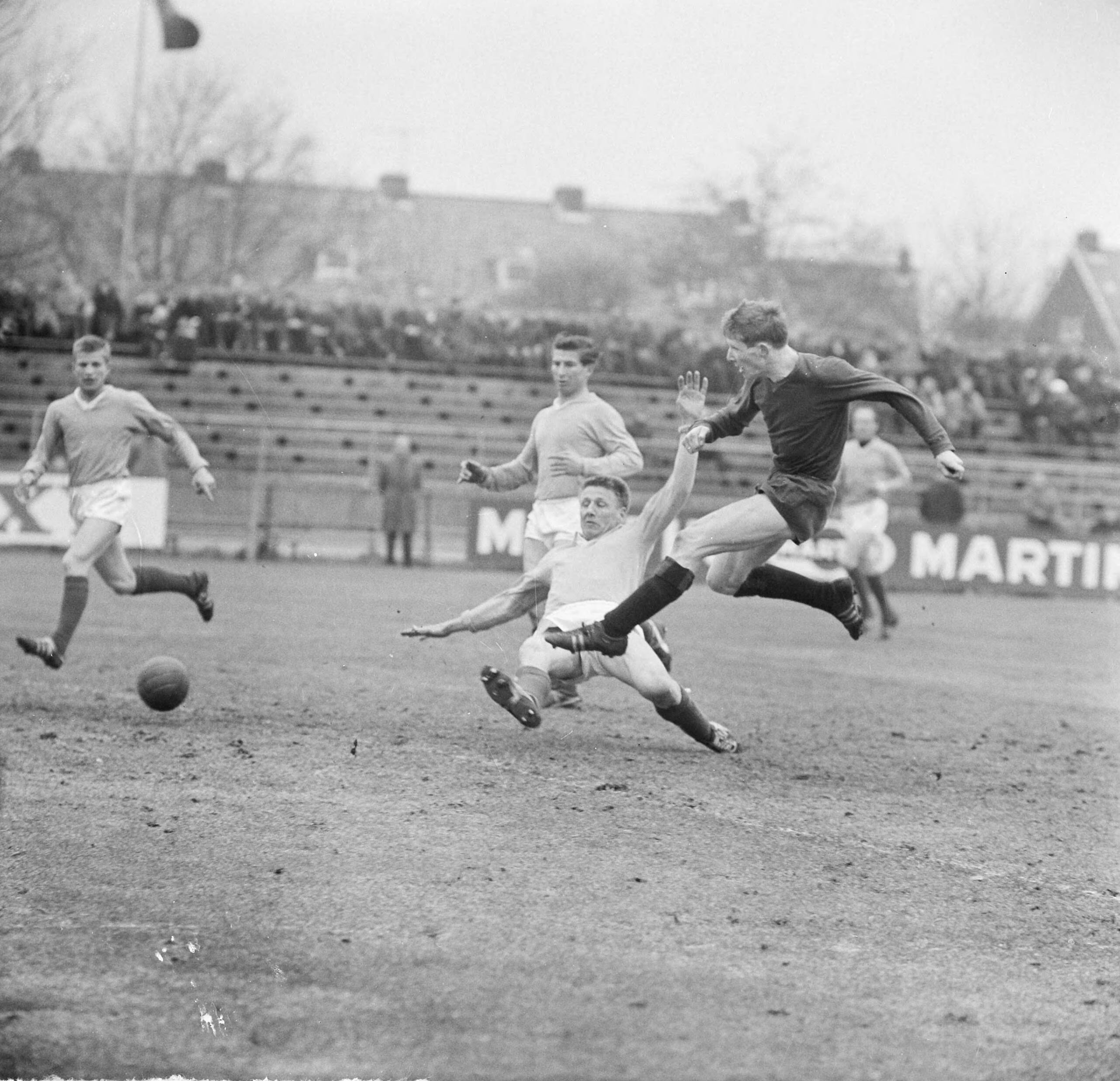 Fotocollectie Anefo — Voetbal. Haarlem tegen HDVS 1-1. Spelmoment waarbij Nico Jonker van Haarlem de bal nog weet door te schieten voor de verdedigers van HDVS (1-0) — Foto: Nijs, Jac. de / Anefo. Licentie: Set B: Rechtenvrij / Publiek Domein. Bron: Nationaal Archief. http://hdl.handle.net/10648/aa300e28-d0b4-102d-bcf8-003048976d84