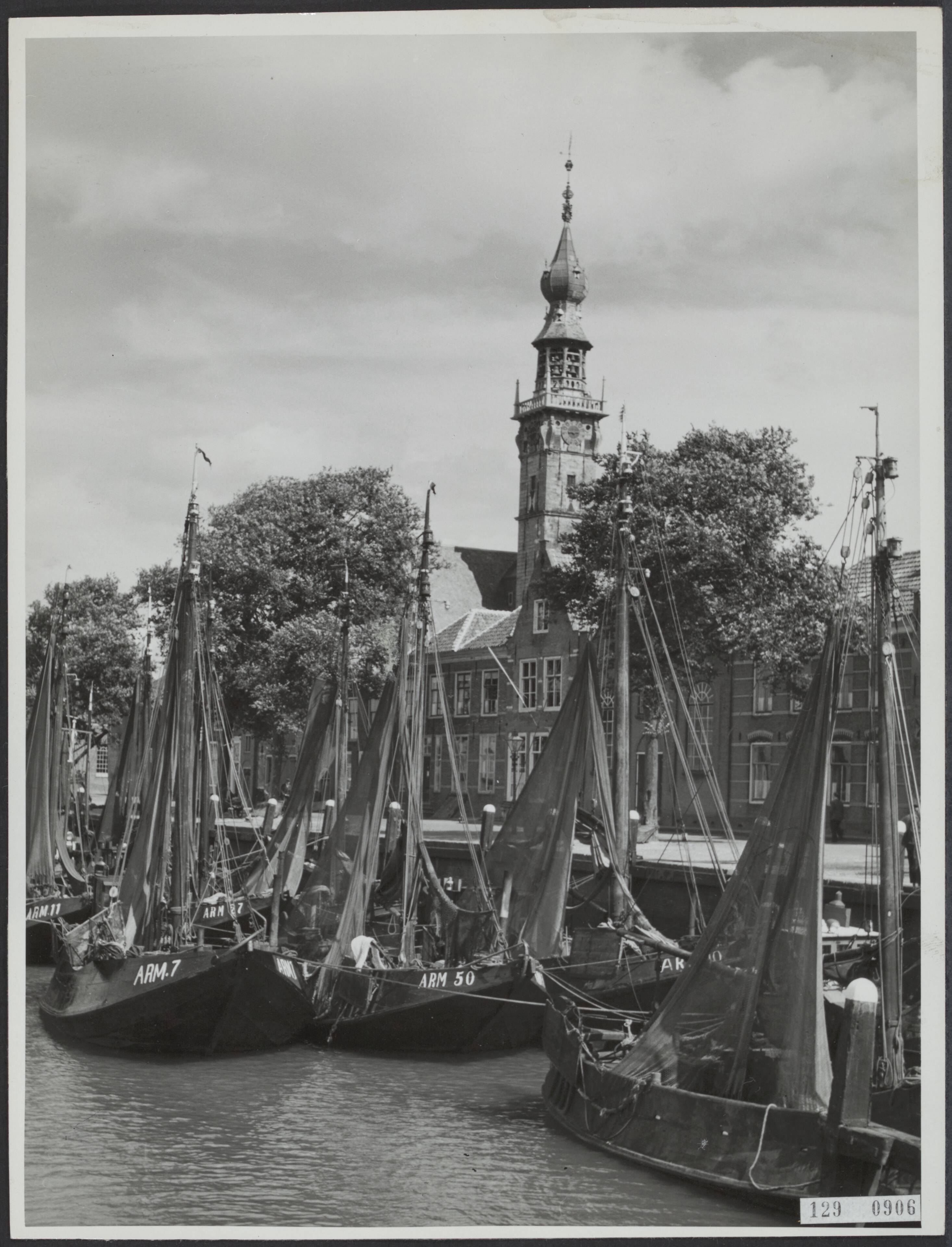 Fotocollectie Rijksvoorlichtingsdienst Eigen — Haven van Veere met vissersschepen, op de achtergrond toren van het Raadhuis — Foto: Last, A.P.H.. Licentie: Set B: Rechtenvrij / Publiek Domein. Bron: Nationaal Archief. http://hdl.handle.net/10648/af4815fe-d0b4-102d-bcf8-003048976d84