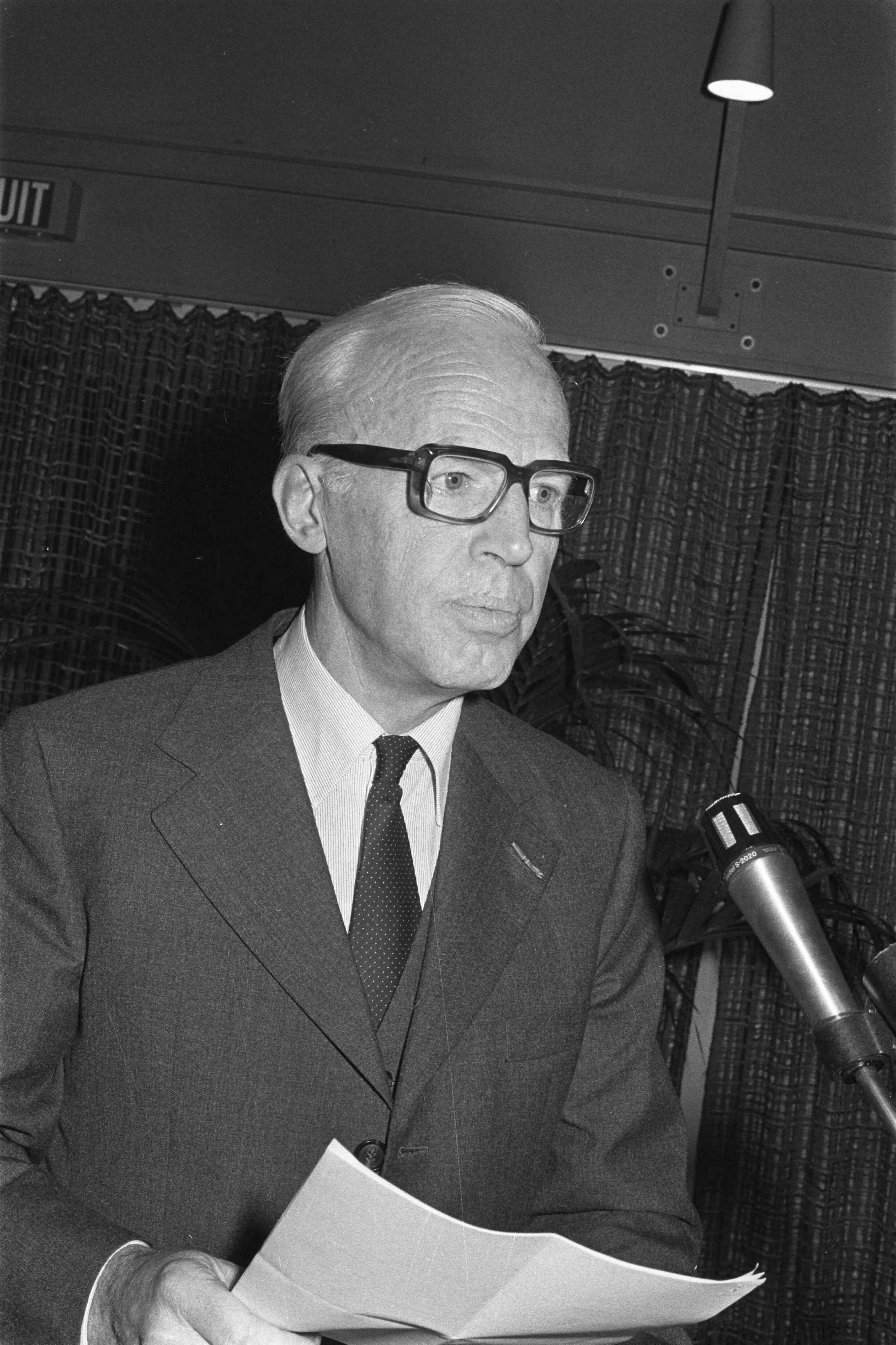 Fotocollectie Anefo — A. den Doolaard uit handen van ANWB-vorz. Van der Linde Sprankhuizen in Den Haag de Edo Bergsma ANWB-prijs 1980 — Foto: Bogaerts, Rob / Anefo. Licentie: Set B: Rechtenvrij / Publiek Domein. Bron: Nationaal Archief. http://hdl.handle.net/10648/acee0156-d0b4-102d-bcf8-003048976d84