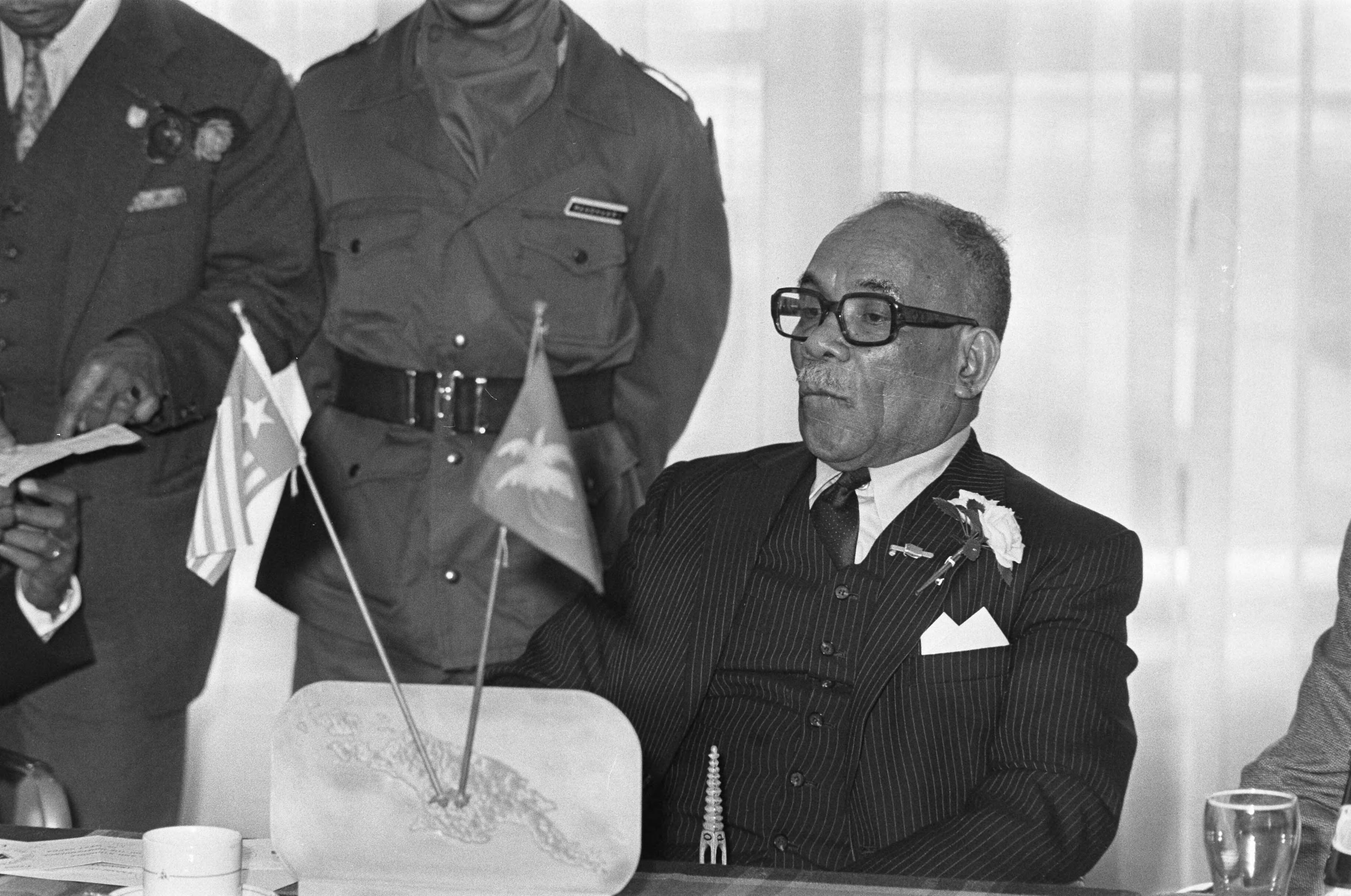 Fotocollectie Anefo — Nationale dag van West Papua , Melanesie in Congrescentru Den Haag ; president M. W. Kaisiepo en kinderen voor vlag — Foto: Peters, Hans / Anefo. Licentie: Set B: Rechtenvrij / Publiek Domein. Bron: Nationaal Archief. http://hdl.handle.net/10648/ac787fa8-d0b4-102d-bcf8-003048976d84
