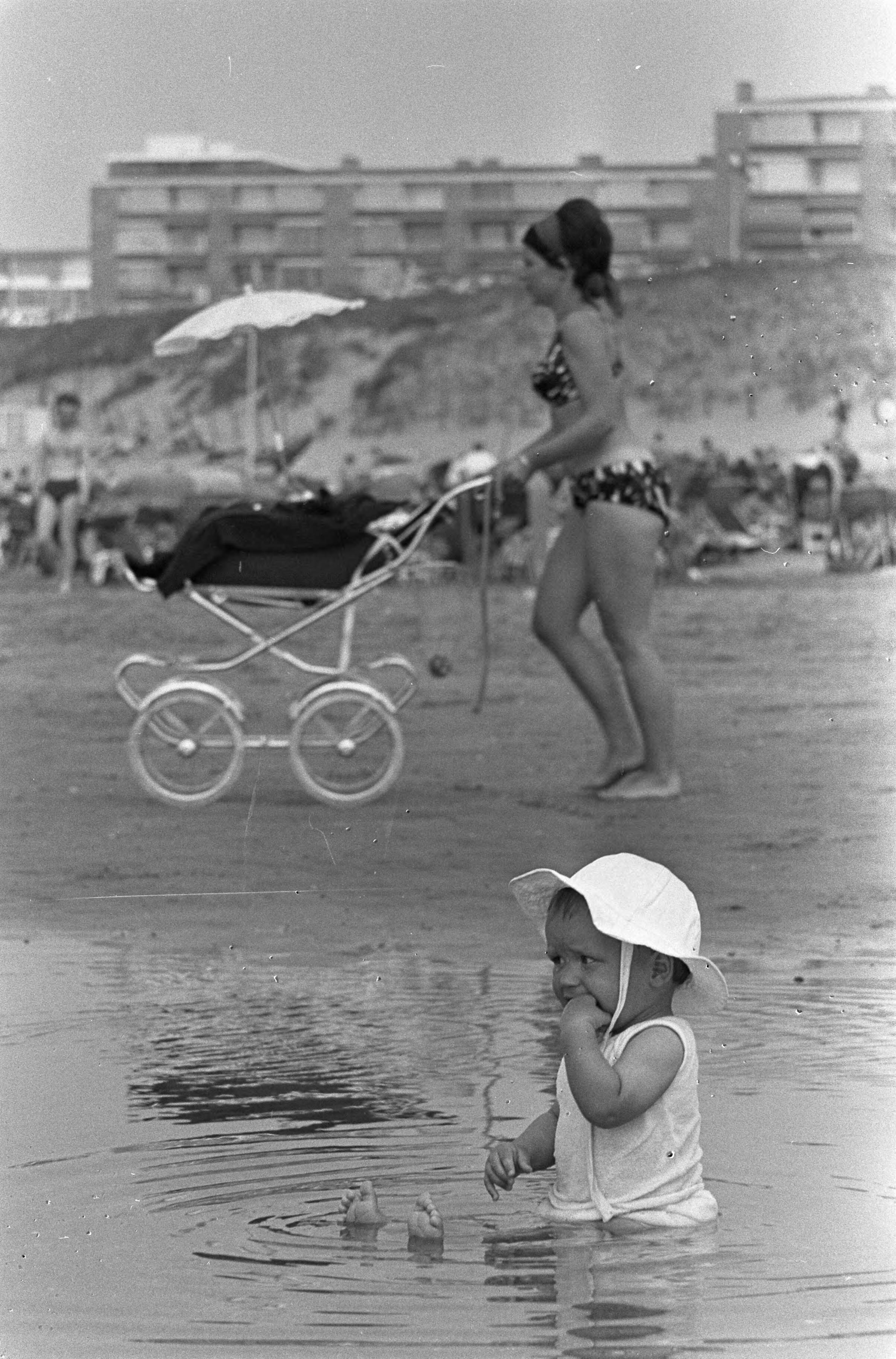 Fotocollectie Anefo — Zandvoort warmte, Mark in voorzeetje met schep en zonnehoed — Foto: Nijs, Jac. de / Anefo. Licentie: Set B: Rechtenvrij / Publiek Domein. Bron: Nationaal Archief. http://hdl.handle.net/10648/aaedf99c-d0b4-102d-bcf8-003048976d84