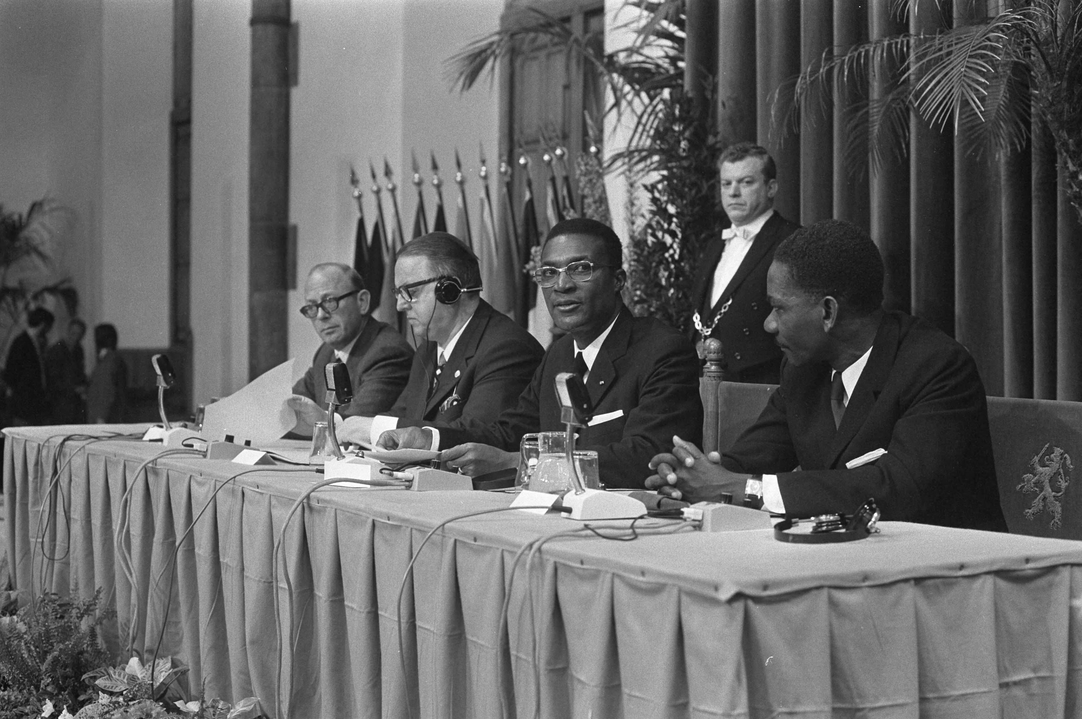 Fotocollectie Anefo — Prinses Beatrix en Prins Claus wonen opening parlementaire conferentie van associatie EEG Afrikaanse landen bij Den Haag — Foto: Verhoeff, Bert / Anefo. Licentie: Set B: Rechtenvrij / Publiek Domein. Bron: Nationaal Archief. http://hdl.handle.net/10648/abddbaea-d0b4-102d-bcf8-003048976d84