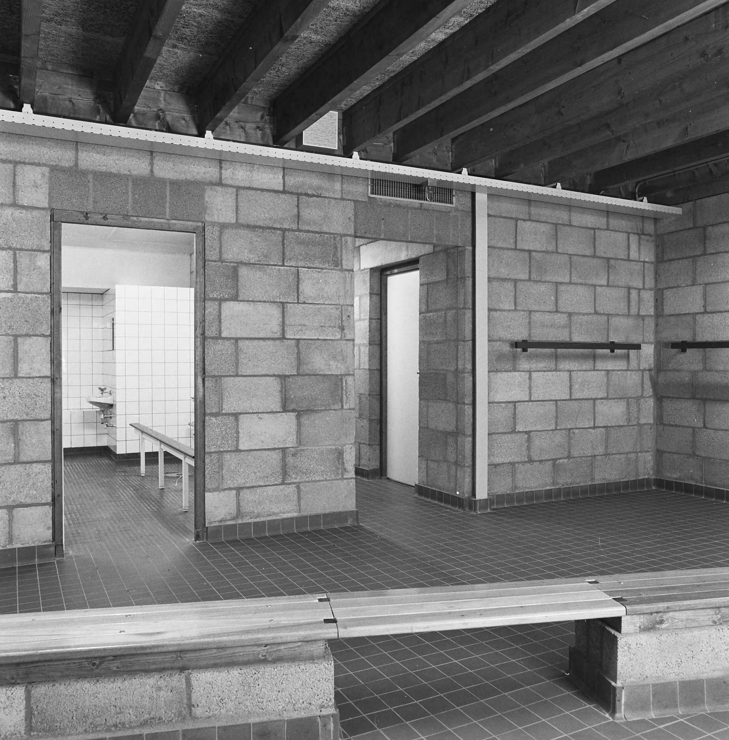 Fotocollectie Nederlandse Heidemaatschappij — Alphen a/d Rijn. Sporthal met restaurant en kleedruimte — Foto: Fotograaf Onbekend / Heidemij. Licentie: Set B: Rechtenvrij / Publiek Domein. Bron: Nationaal Archief. http://hdl.handle.net/10648/ae83fa48-d0b4-102d-bcf8-003048976d84