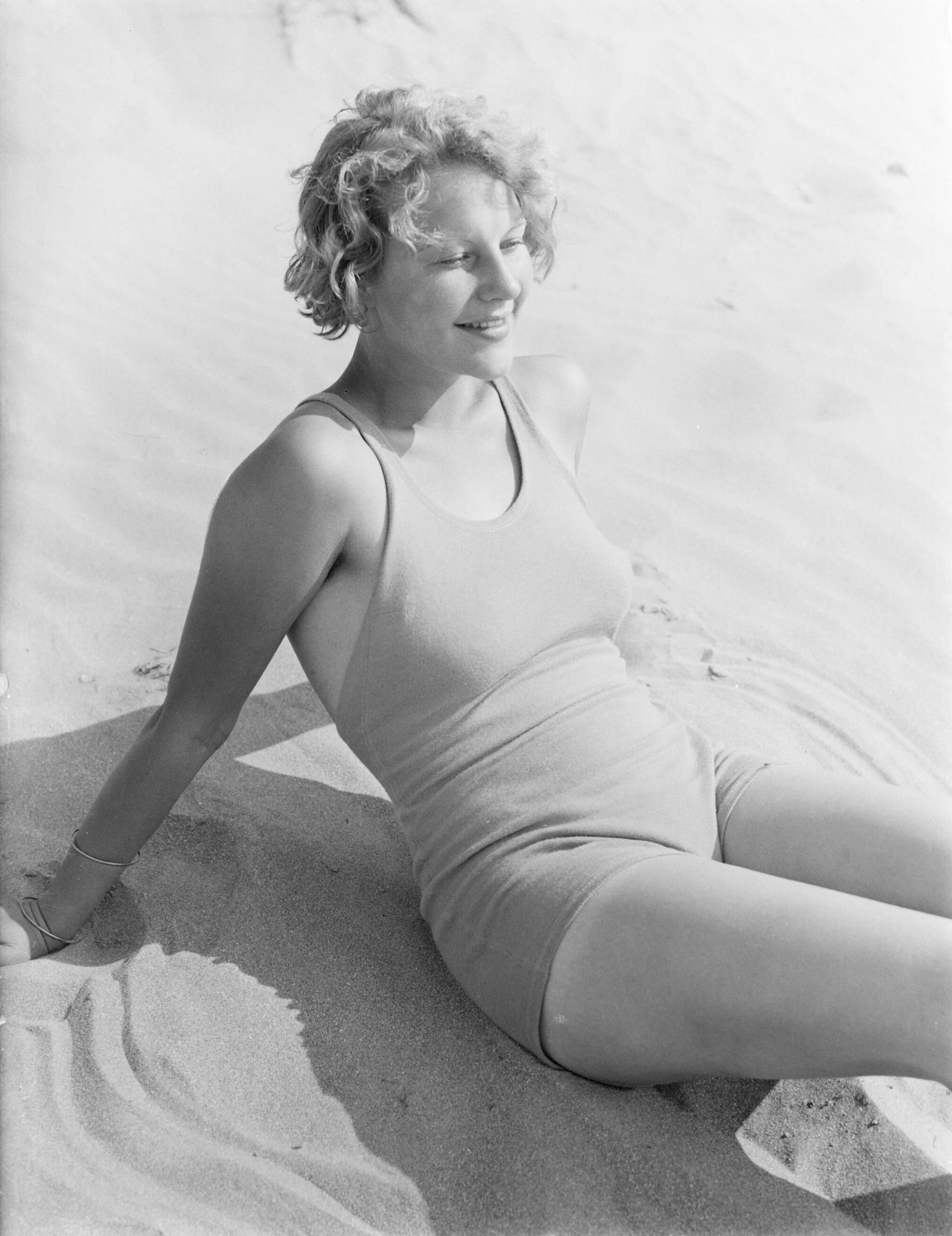 Reportage fotomodel — Model Eva Waldschmidt aan het strand van Zandvoort — Foto: Poll, Willem van de. Licentie: Set B: Rechtenvrij / Publiek Domein. Bron: Nationaal Archief. http://hdl.handle.net/10648/aea7f7f4-d0b4-102d-bcf8-003048976d84