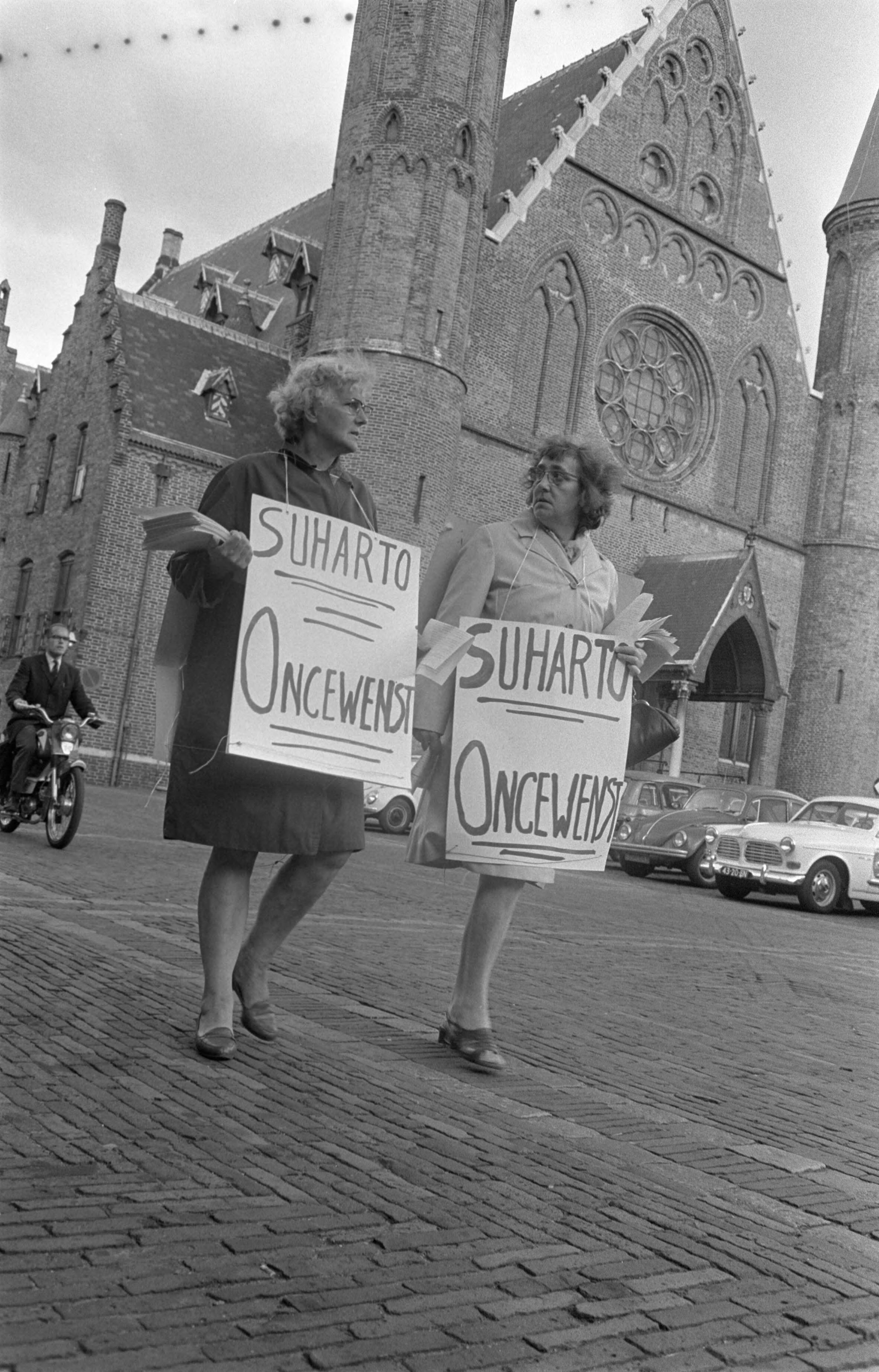Fotocollectie Anefo — Anti-Soeharto demonstratie op Binnenhof te Den Haag; dames met borden — Foto: Koch, Eric / Anefo. Licentie: Set B: Rechtenvrij / Publiek Domein. Bron: Nationaal Archief. http://hdl.handle.net/10648/aba1b662-d0b4-102d-bcf8-003048976d84