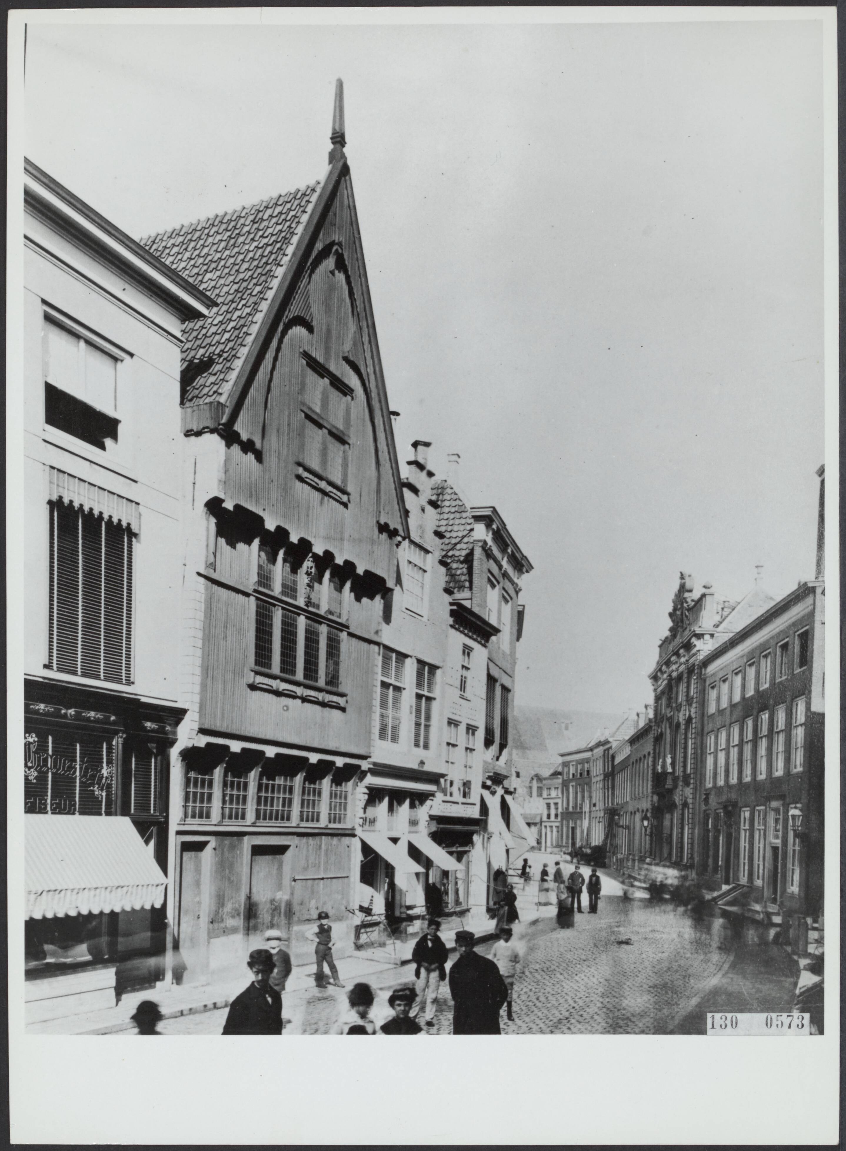 Fotocollectie Rijksvoorlichtingsdienst Eigen — Middelburg. Middeleeuwse houten gevel aan de Lange Delft — Foto: Rijksvoorlichtingsdienst (RVD). Licentie: Set B: Rechtenvrij / Publiek Domein. Bron: Nationaal Archief. http://hdl.handle.net/10648/af4b5520-d0b4-102d-bcf8-003048976d84