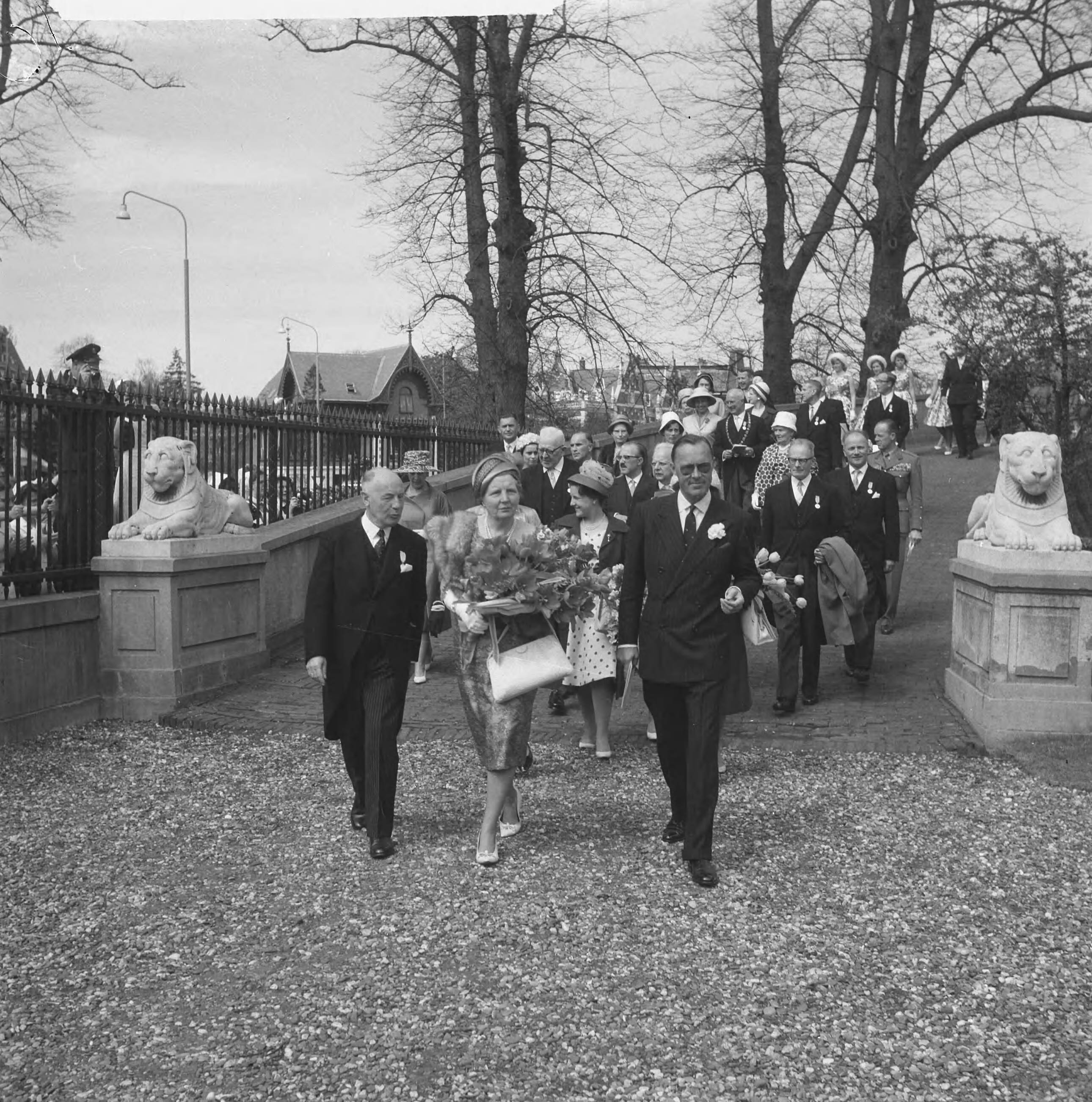 Koninklijk bezoek aan Noord-Holland (1962) — Koninklijk bezoek aan Haarlem — Foto: Nijs, Jac. de / Anefo. Licentie: Set B: Rechtenvrij / Publiek Domein. Bron: Nationaal Archief. http://hdl.handle.net/10648/aa07bb76-d0b4-102d-bcf8-003048976d84