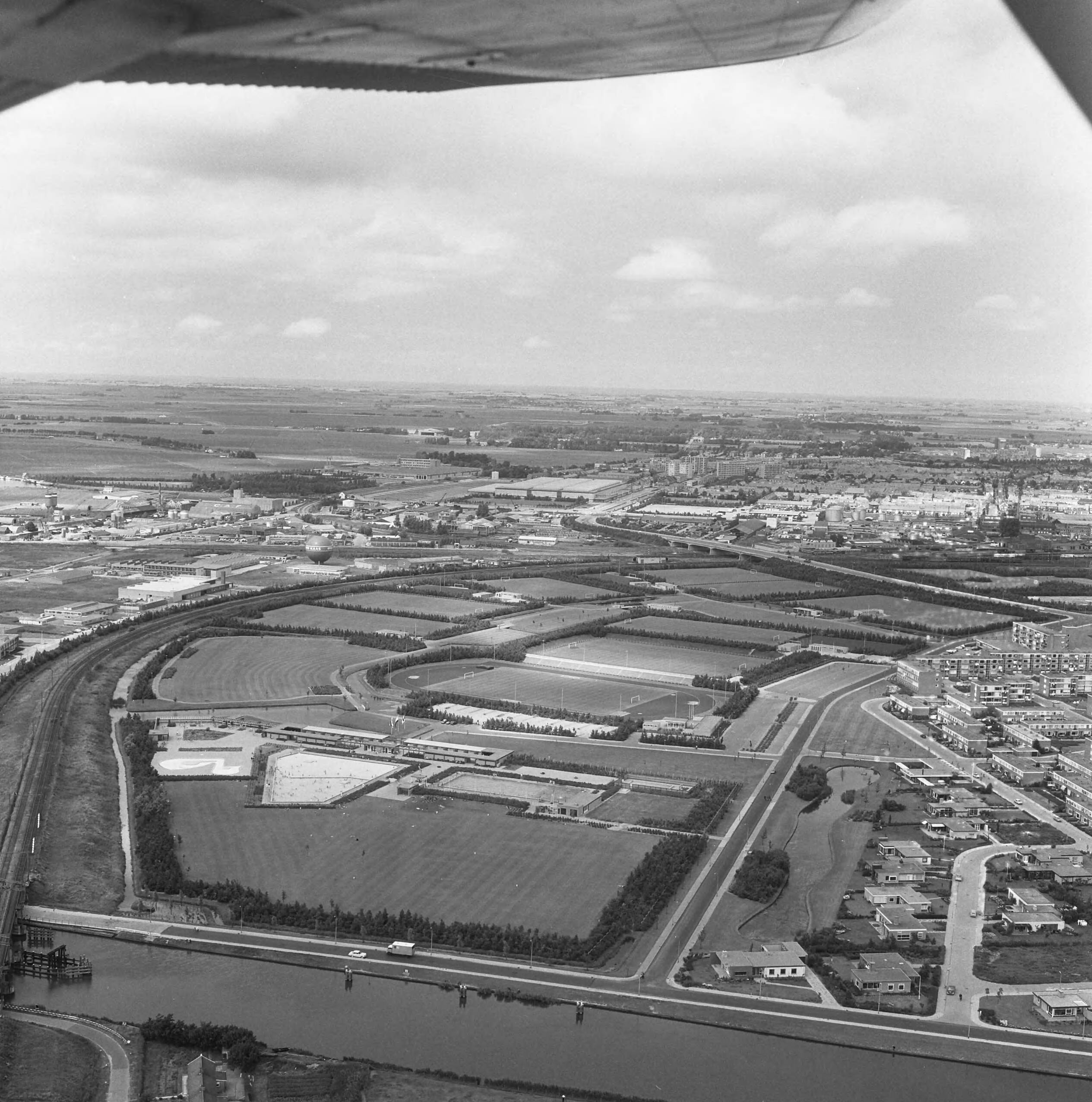 Fotocollectie Nederlandse Heidemaatschappij — Luchtopname. Openluchtzwembad Nijlân te Leeuwarden — Foto: Fotograaf Onbekend / Heidemij. Licentie: Set B: Rechtenvrij / Publiek Domein. Bron: Nationaal Archief. http://hdl.handle.net/10648/ae8687cc-d0b4-102d-bcf8-003048976d84