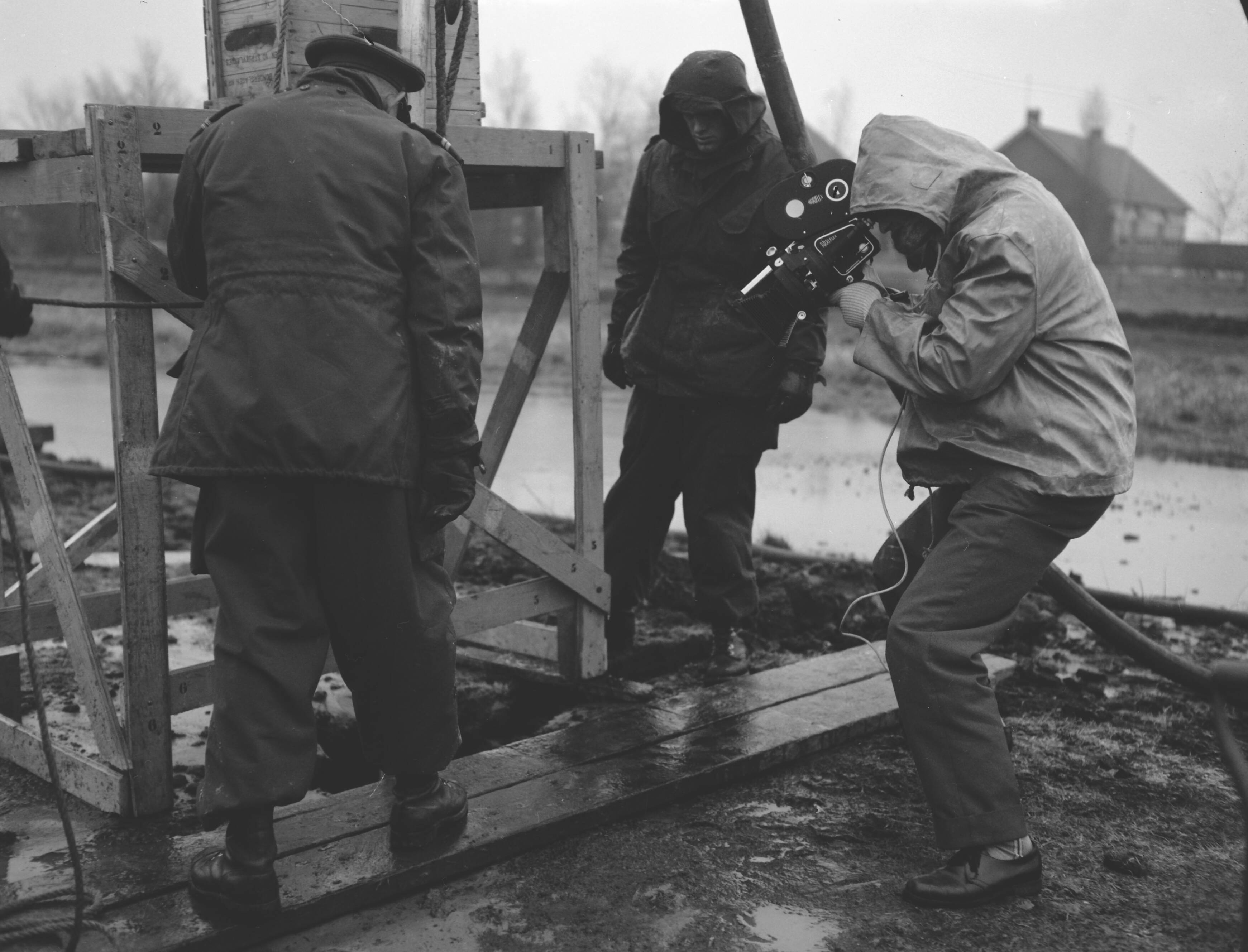 Fotocollectie Anefo — Weer onderzoek naar "het ding" in Wormer door de Explosieven Opruimingsdienst — Foto: Rossem, Wim van / Anefo. Licentie: Set B: Rechtenvrij / Publiek Domein. Bron: Nationaal Archief. http://hdl.handle.net/10648/a9a384d0-d0b4-102d-bcf8-003048976d84