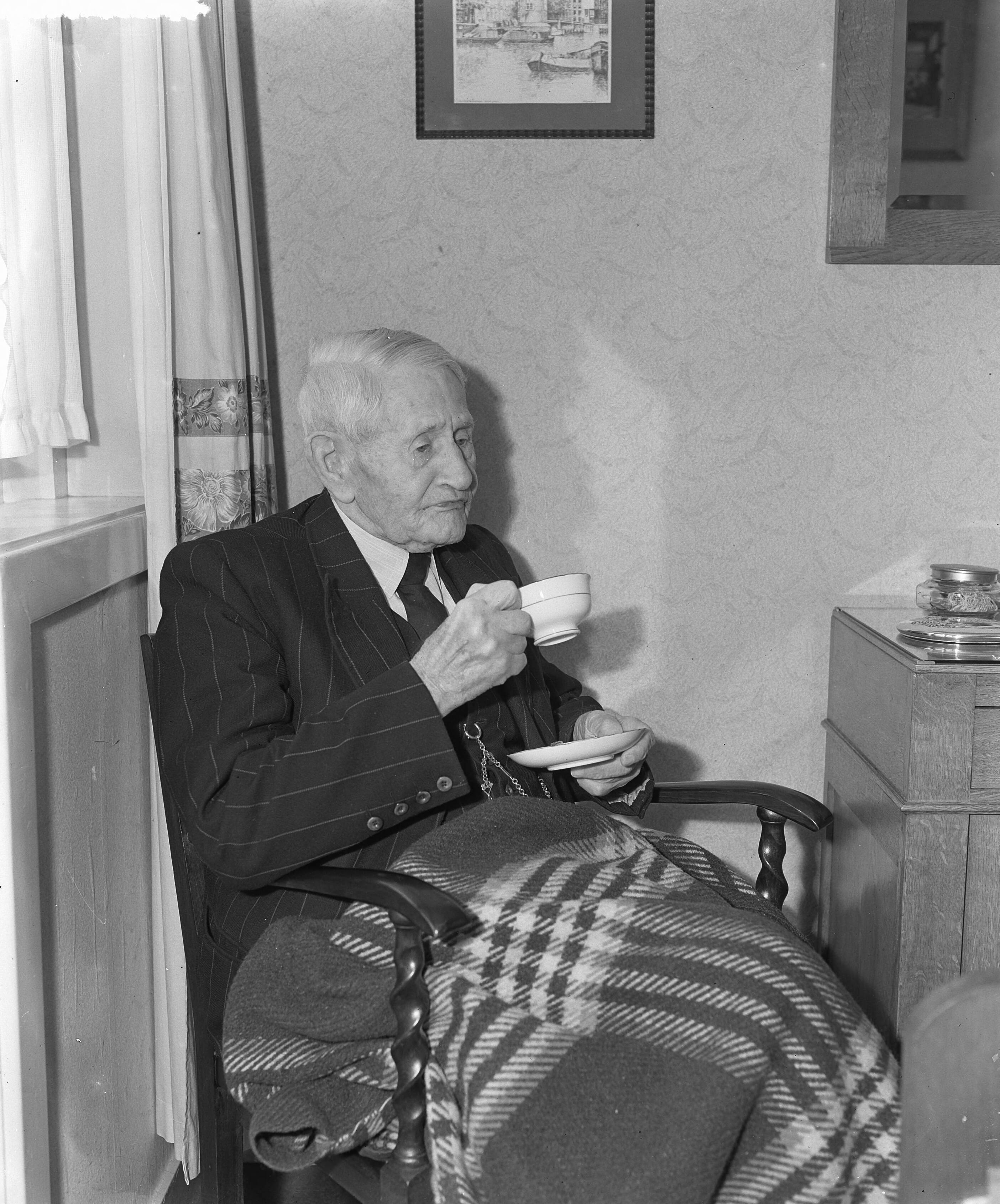 Fotocollectie Anefo — "Ome" Piet Stuyvenberg uit Bussum wordt 30 maart 102 jaar — Foto: Rossem, Wim van / Anefo. Licentie: Set B: Rechtenvrij / Publiek Domein. Bron: Nationaal Archief. http://hdl.handle.net/10648/a91e91ee-d0b4-102d-bcf8-003048976d84