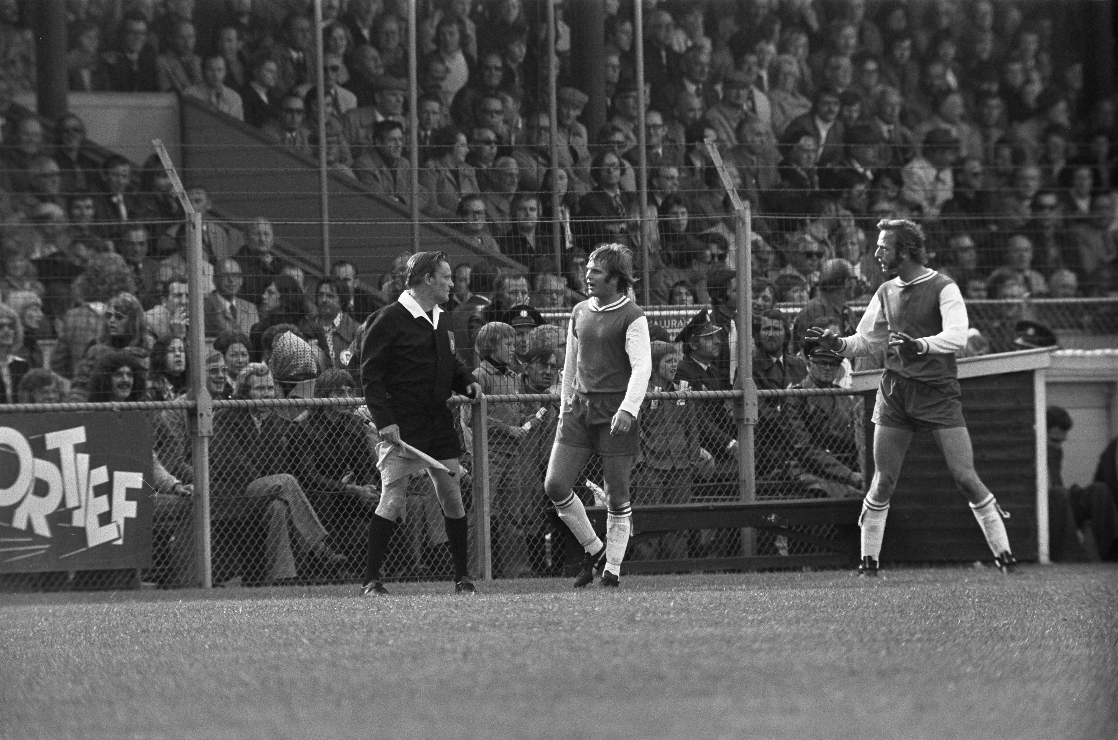 Fotocollectie Anefo — Haarlem tegen Feyenoord 0-3, spelmomenten — Foto: Peters, Hans / Anefo. Licentie: Set B: Rechtenvrij / Publiek Domein. Bron: Nationaal Archief. http://hdl.handle.net/10648/ac567c1e-d0b4-102d-bcf8-003048976d84