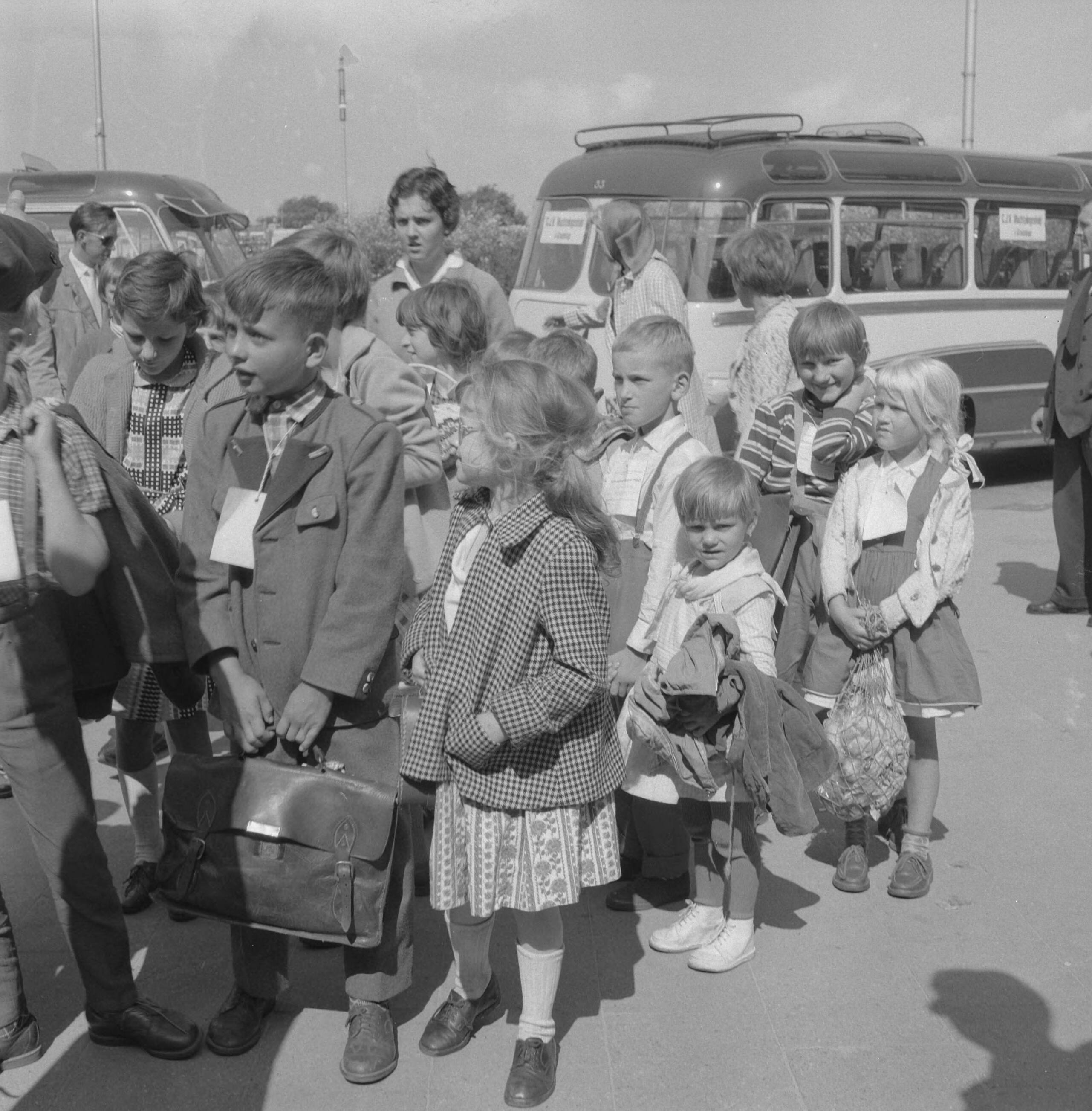 Fotocollectie Anefo — Vluchtelingenkinderen uit Oostenrijk en Duitsland op vakantie in Den Haag — Foto: Behrens, Herbert F. / Anefo. Licentie: Set B: Rechtenvrij / Publiek Domein. Bron: Nationaal Archief. http://hdl.handle.net/10648/a9b42d9e-d0b4-102d-bcf8-003048976d84
