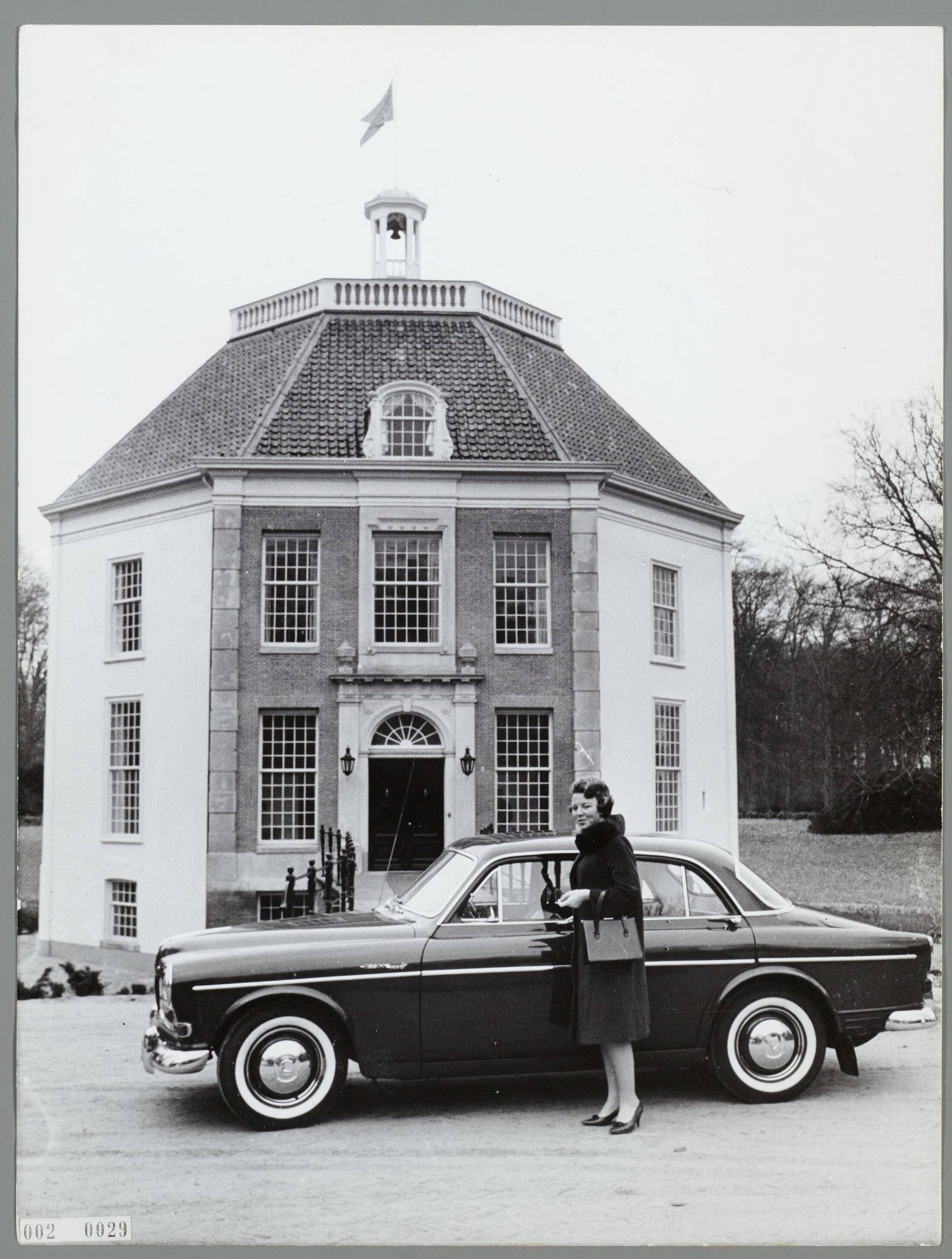 Fotocollectie RVD / Koninklijk Huis — Prinses Beatrix bij een auto voor kasteel Drakensteyn — Foto: ANP / RVD of rechtenvrij. Licentie: Set B: Rechtenvrij / Publiek Domein. Bron: Nationaal Archief. http://hdl.handle.net/10648/afafc6d6-d0b4-102d-bcf8-003048976d84