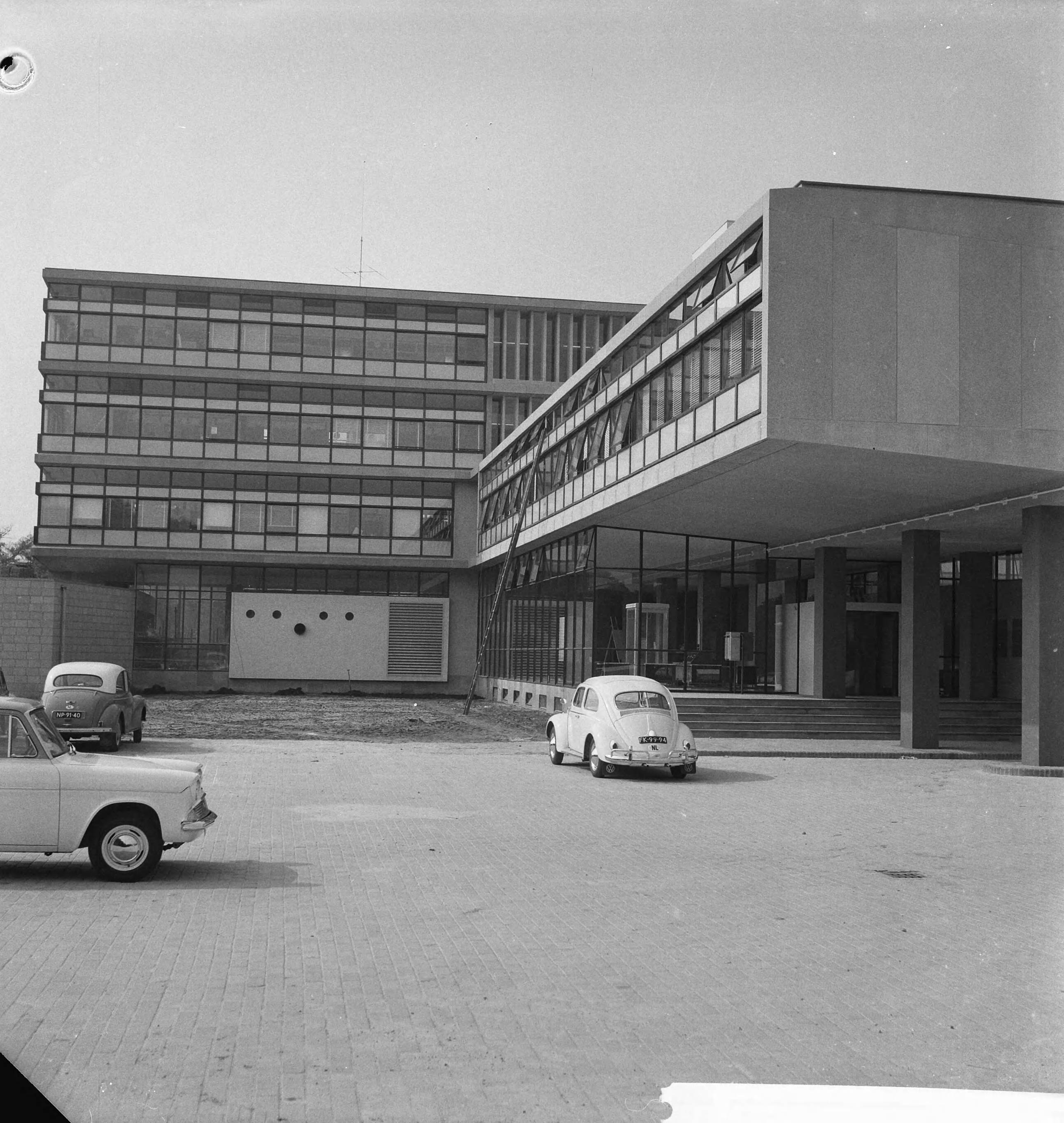 Fotocollectie Anefo — Nieuw gebouw voor Wereldomroep in Hilversum. Vooraanzicht gebouw — Foto: Koch, Eric / Anefo. Licentie: Set B: Rechtenvrij / Publiek Domein. Bron: Nationaal Archief. http://hdl.handle.net/10648/a9e3289c-d0b4-102d-bcf8-003048976d84
