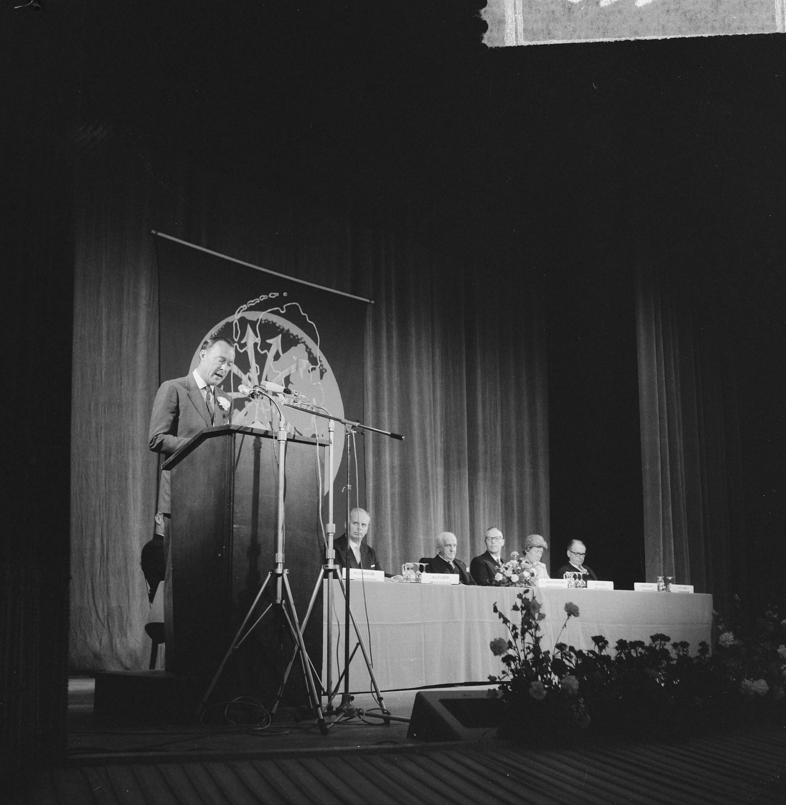 Fotocollectie Anefo — Bijeenkomst vereniging "Nederland in den vreemde" in de Stadsschouwburg te Utrecht bijgewoond door Prins Bernhard hier tijdens zijn voordracht — Foto: Gelderen, Hugo van / Anefo. Licentie: Set B: Rechtenvrij / Publiek Domein. Bron: Nationaal Archief. http://hdl.handle.net/10648/aa6cda4c-d0b4-102d-bcf8-003048976d84