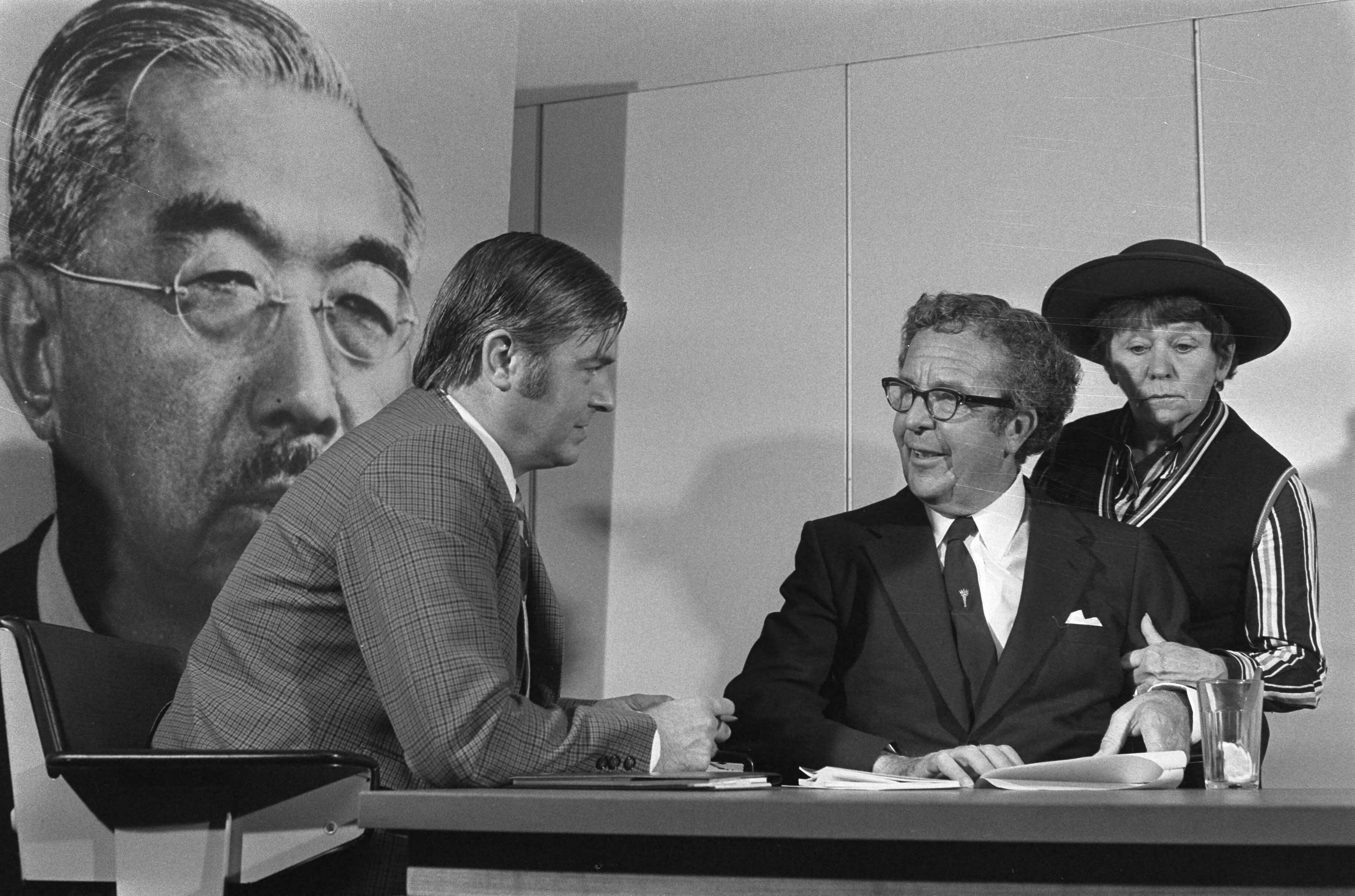 Fotocollectie Anefo — Interview van Wim Kan voor NOS in NOS studio, Hilversum — Foto: Punt, W. / Anefo. Licentie: Set B: Rechtenvrij / Publiek Domein. Bron: Nationaal Archief. http://hdl.handle.net/10648/abd1daea-d0b4-102d-bcf8-003048976d84