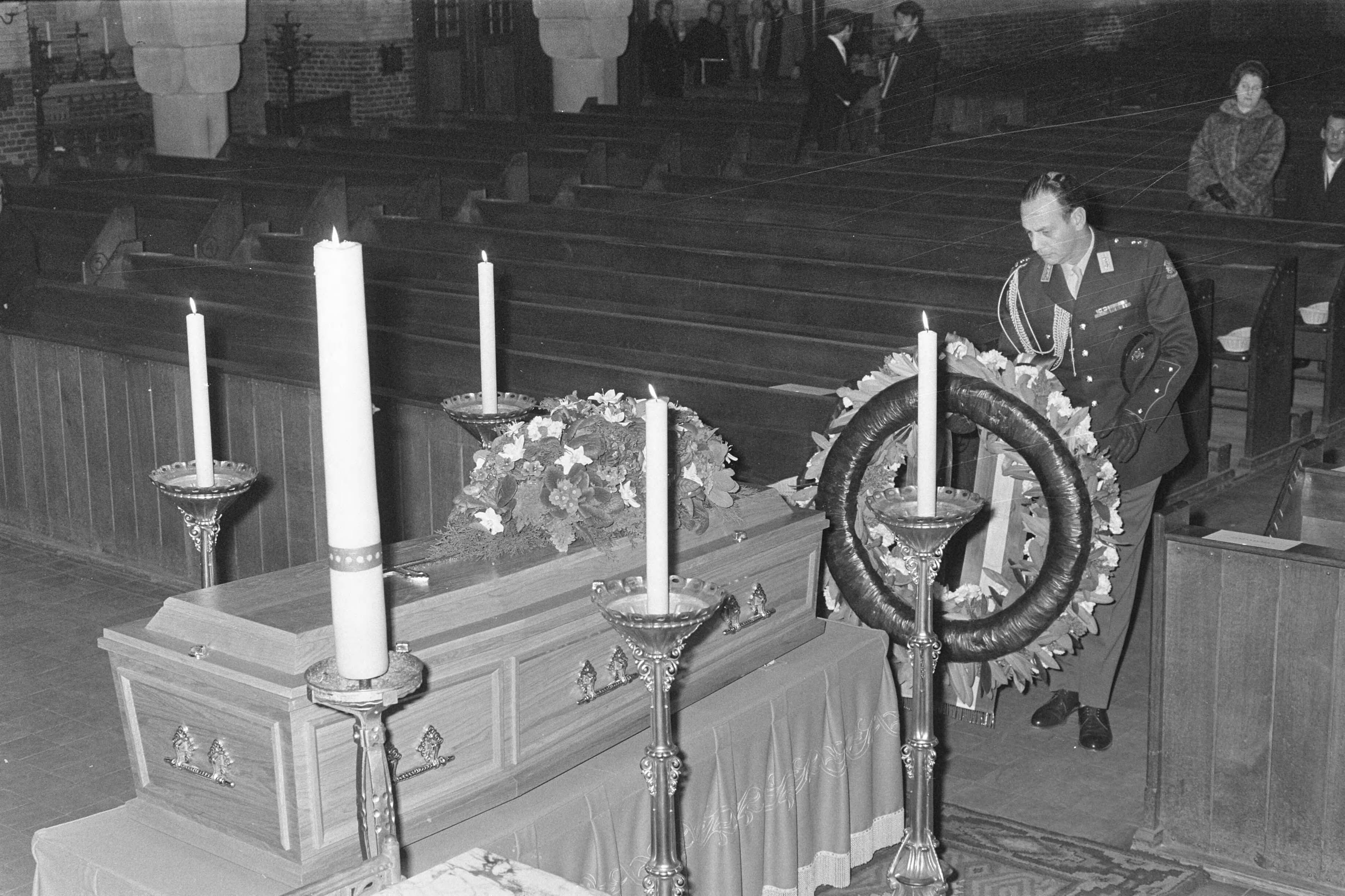 Fotocollectie Anefo — Luitenant Kolonel L. van de Drift legt namens HM en Prins Bernhard een krans bij baar oud-premier mr. Cals in Paschaliskerk, Den Haag , krans — Foto: Verhoeff, Bert / Anefo. Licentie: Set B: Rechtenvrij / Publiek Domein. Bron: Nationaal Archief. http://hdl.handle.net/10648/abdcb122-d0b4-102d-bcf8-003048976d84
