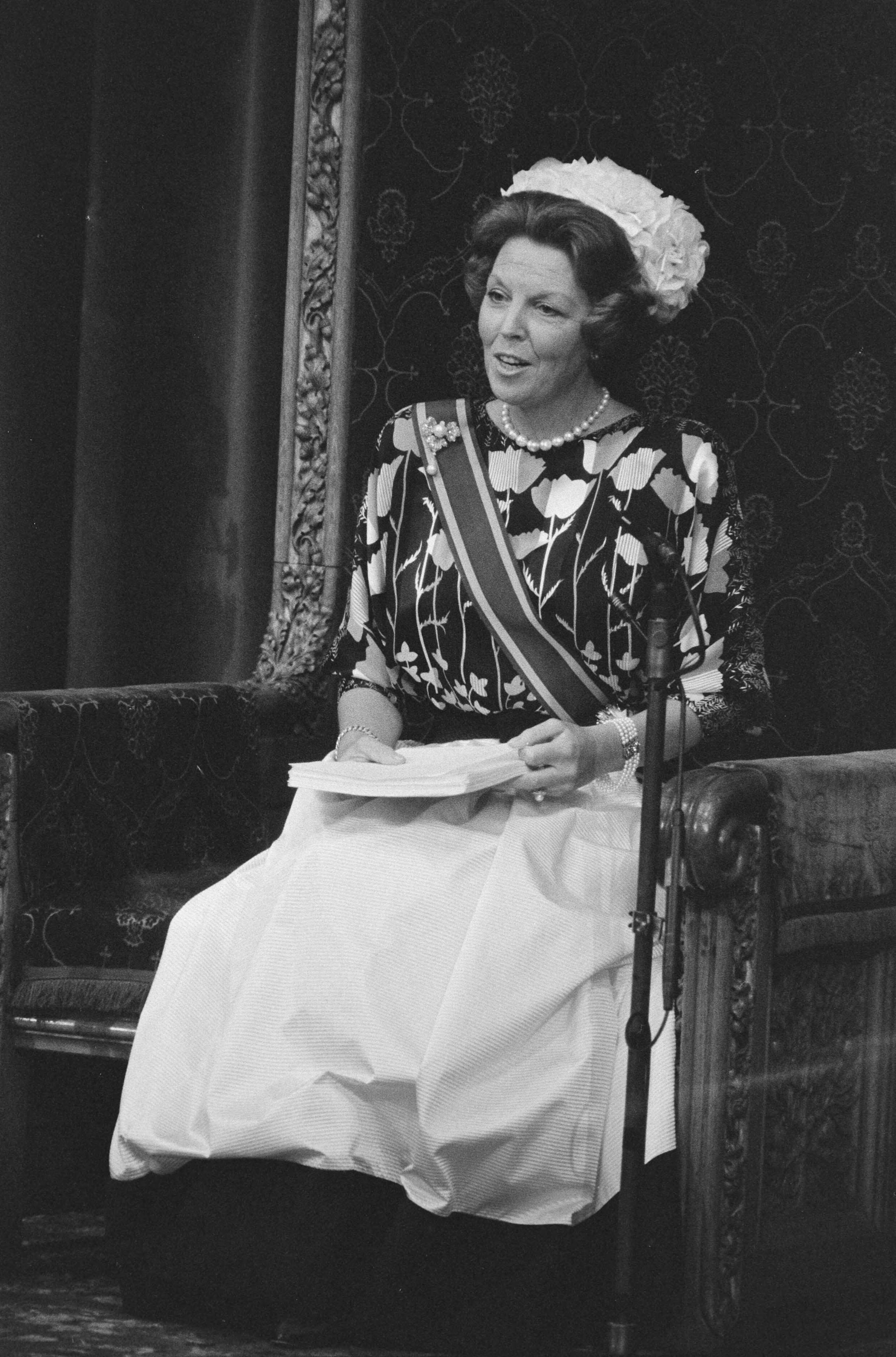 Fotocollectie Anefo — Prinsjesdag 1987, Den Haag ; Koningin Beatrix leest troonrede — Foto: Bogaerts, Rob / Anefo. Licentie: Set B: Rechtenvrij / Publiek Domein. Bron: Nationaal Archief. http://hdl.handle.net/10648/ad640a18-d0b4-102d-bcf8-003048976d84