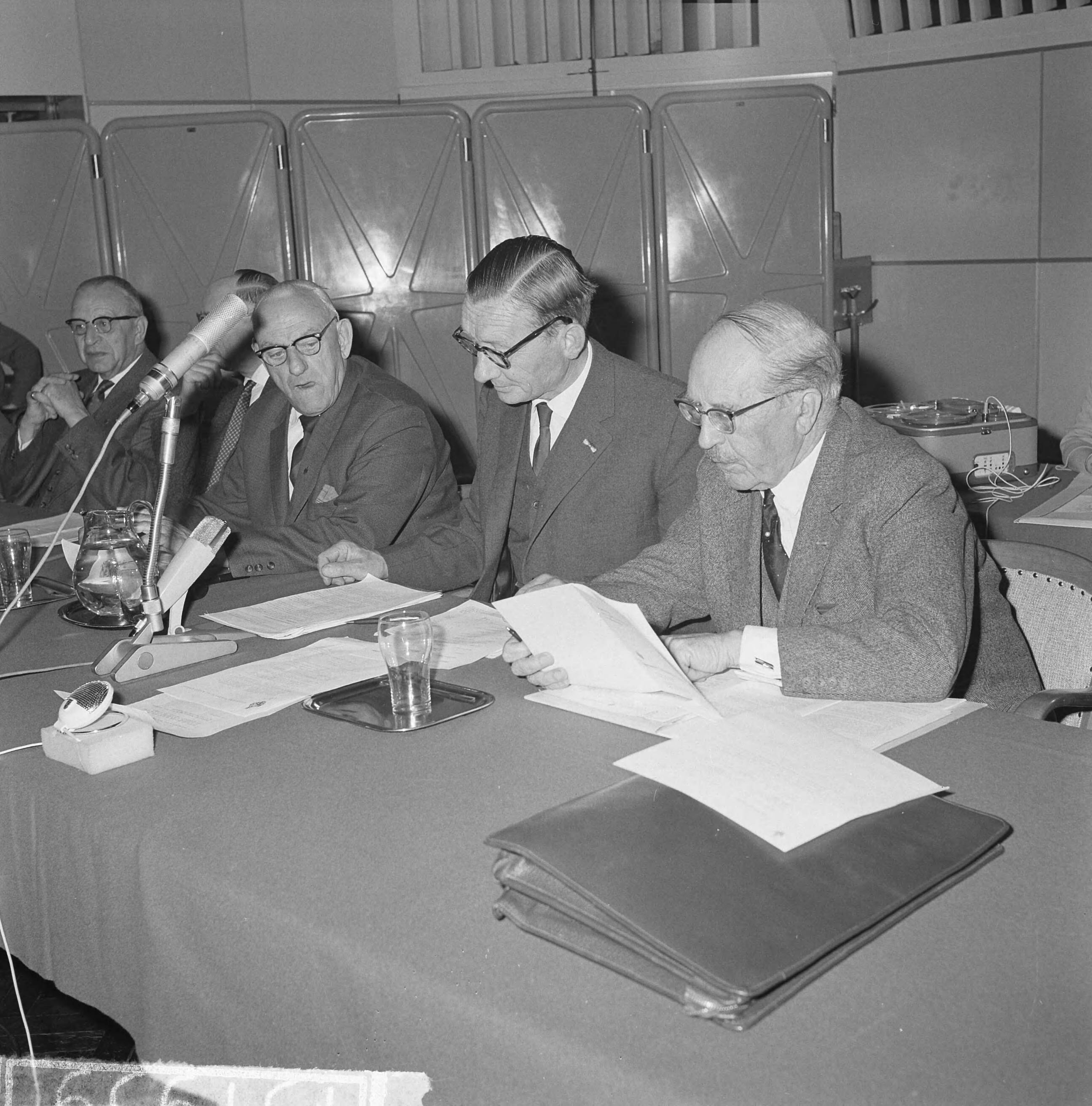 Fotocollectie Anefo — Algemene ledenvergadering van de omroepvereniging AVRO. V.l.n.r. ondervoorzitter E. de Jong, waarnemend voorzitter mr. W. Hoekstra en algemeen secretaris mr. H.A. Wassenbergh — Foto: Nijs, Jac. de / Anefo. Licentie: Set B: Rechtenvrij / Publiek Domein. Bron: Nationaal Archief. http://hdl.handle.net/10648/aa382022-d0b4-102d-bcf8-003048976d84