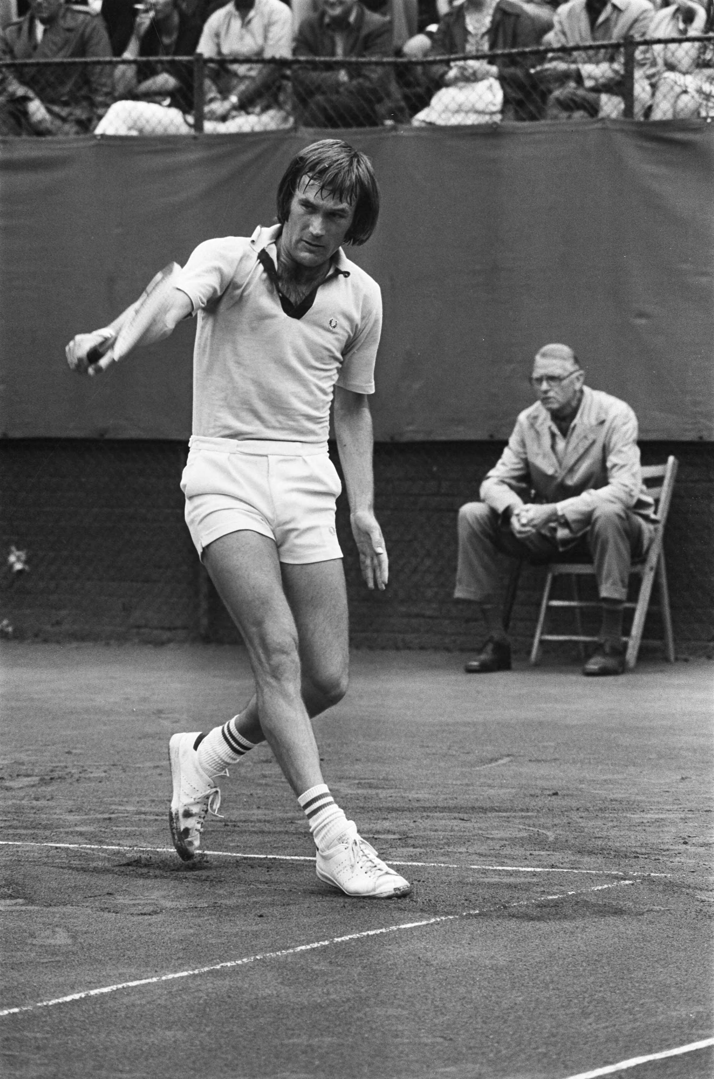 Internationale tenniskampioenschappen 1975 op het Melkhuisje in Hilversum — Franulovic (Joegoslavië) in actie — Foto: Verhoeff, Bert / Anefo. Licentie: Set B: Rechtenvrij / Publiek Domein. Bron: Nationaal Archief. http://hdl.handle.net/10648/ac6de7f0-d0b4-102d-bcf8-003048976d84