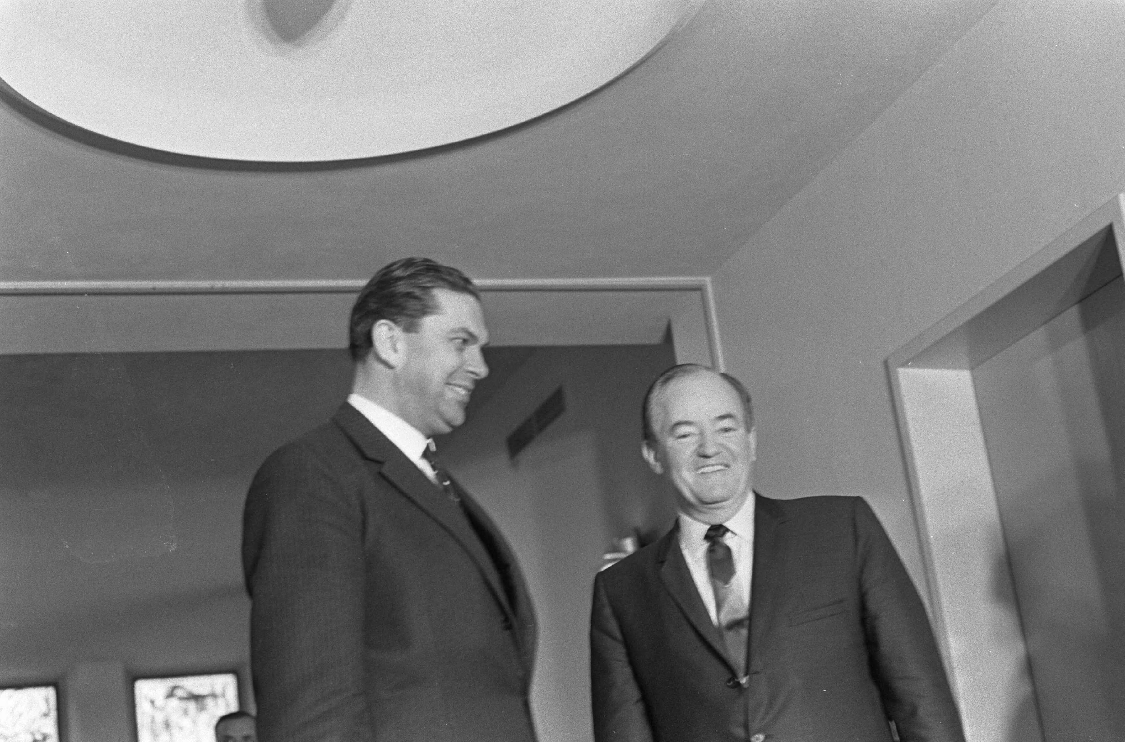 Fotocollectie Anefo — Vice president Humphrey en Minister Luns bespreken politieke situatie Den Haag , Minister Biesheuvel en vice president Humphrey — Foto: Kroon, Ron / Anefo. Licentie: Set B: Rechtenvrij / Publiek Domein. Bron: Nationaal Archief. http://hdl.handle.net/10648/ab13fc64-d0b4-102d-bcf8-003048976d84