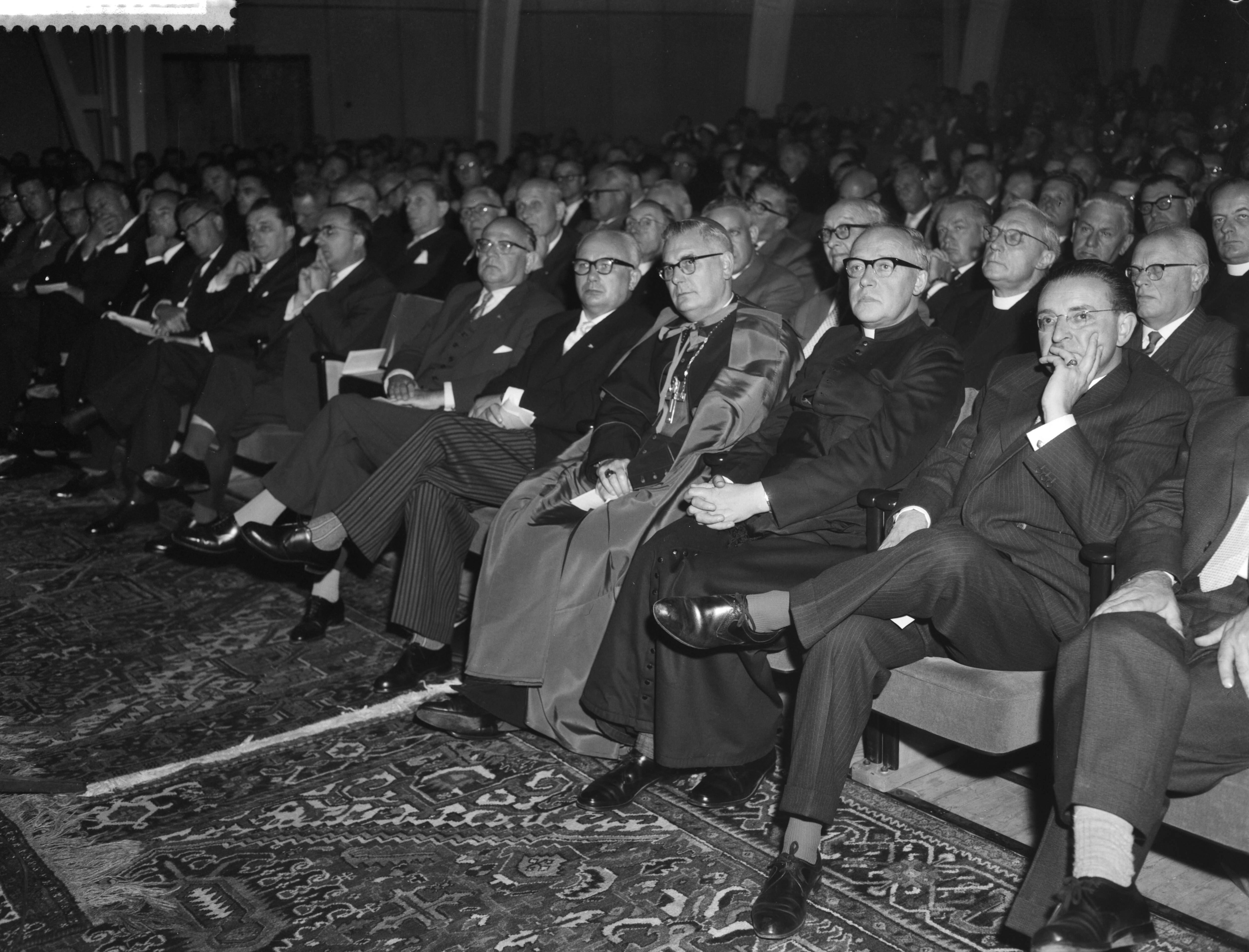 Fotocollectie Anefo — Herdenkingszitting van de KAB in Tivoli te Utrecht — Foto: Rossem, Wim van / Anefo. Licentie: Set B: Rechtenvrij / Publiek Domein. Bron: Nationaal Archief. http://hdl.handle.net/10648/a99daee8-d0b4-102d-bcf8-003048976d84