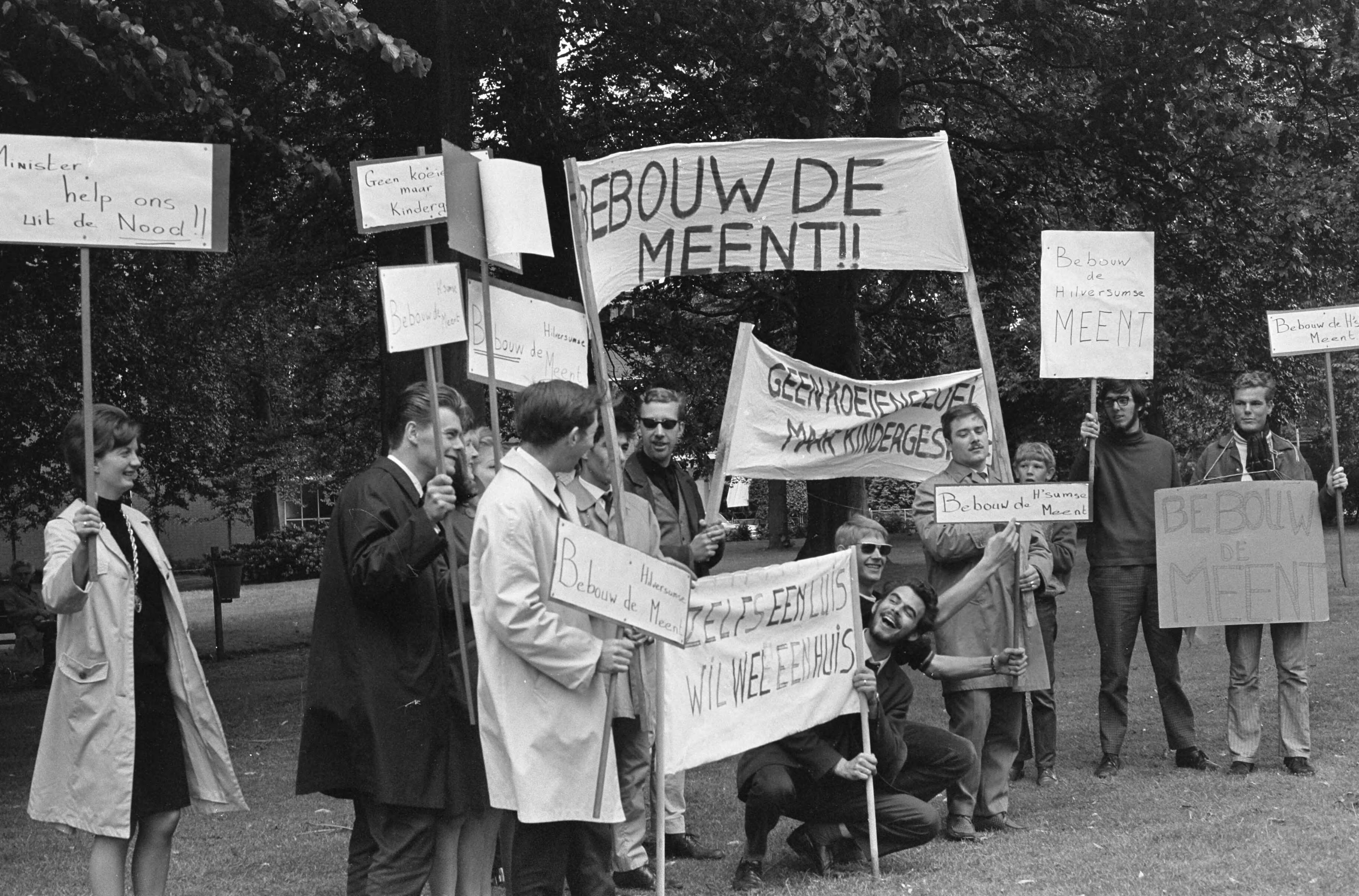 Betoging tegen woningnood in Hilversum — Hilversum|Noord-Holland|protesten |demonstraties |betogingen |woningnood — Foto: Fotograaf Onbekend / Anefo. Licentie: Set B: Rechtenvrij / Publiek Domein. Bron: Nationaal Archief. http://hdl.handle.net/10648/ab1bb74c-d0b4-102d-bcf8-003048976d84