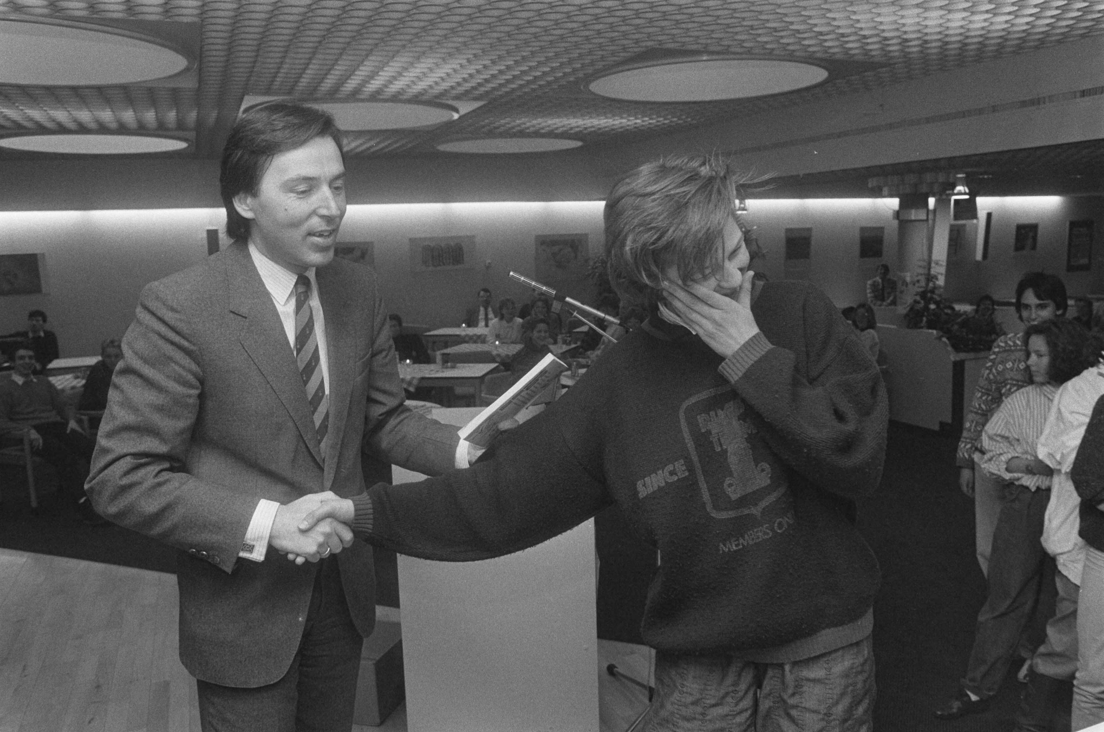 Fotocollectie Anefo — Minister Brinkman overhandigde in Den Haag boekje "16 of zo ... en alles wat jij moet weten" aan verlegen 16-jarige — Foto: Bogaerts, Rob / Anefo. Licentie: Set B: Rechtenvrij / Publiek Domein. Bron: Nationaal Archief. http://hdl.handle.net/10648/ad5def7a-d0b4-102d-bcf8-003048976d84
