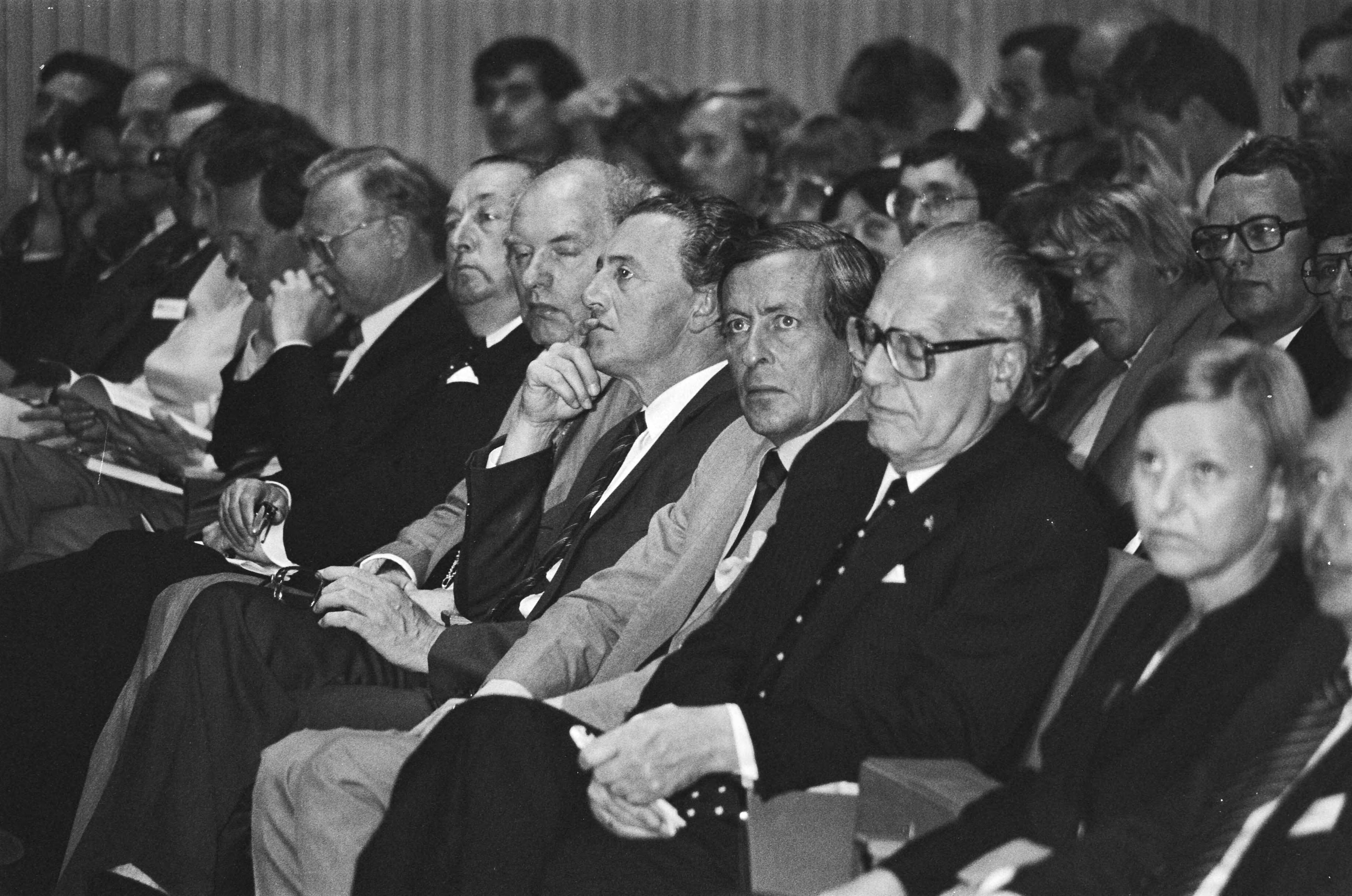 Fotocollectie Anefo — 10e Wereldcongres van de Internationale Organisation of Consumers Union in Congresgebouw Den Haag ; Dirken, Prins Claus — Foto: Antonisse, Marcel / Anefo. Licentie: Set B: Rechtenvrij / Publiek Domein. Bron: Nationaal Archief. http://hdl.handle.net/10648/acfe8cd8-d0b4-102d-bcf8-003048976d84