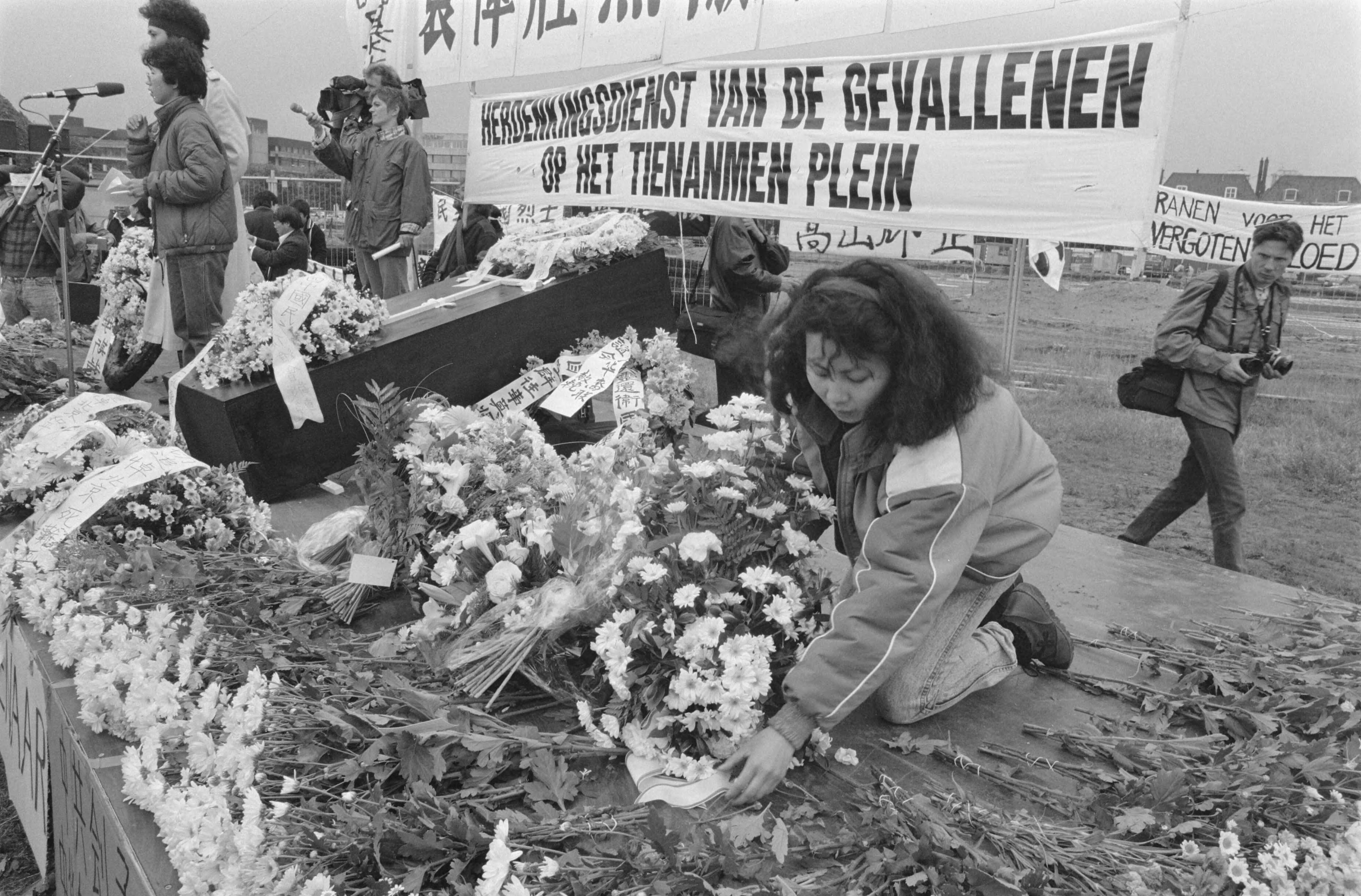 Demonstratie en herdenking in Den Haag voor slachtoffers van de studentenopstand in China — Vrouw legt bloemen — Foto: Bogaerts, Rob / Anefo. Licentie: Set B: Rechtenvrij / Publiek Domein. Bron: Nationaal Archief. http://hdl.handle.net/10648/ad7338bc-d0b4-102d-bcf8-003048976d84