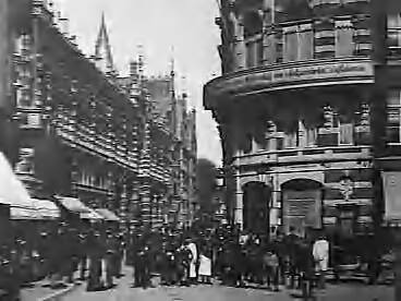 Fotocollectie Elsevier Binnenland — Korte Poten te Den Haag, gezien vanaf het Spui. Links de gevel van Hotel Central — Foto: Onbekend / Publiek Domein of Rechtenvrij. Licentie: Set B: Rechtenvrij / Publiek Domein. Bron: Nationaal Archief. http://hdl.handle.net/10648/addfb6a4-d0b4-102d-bcf8-003048976d84