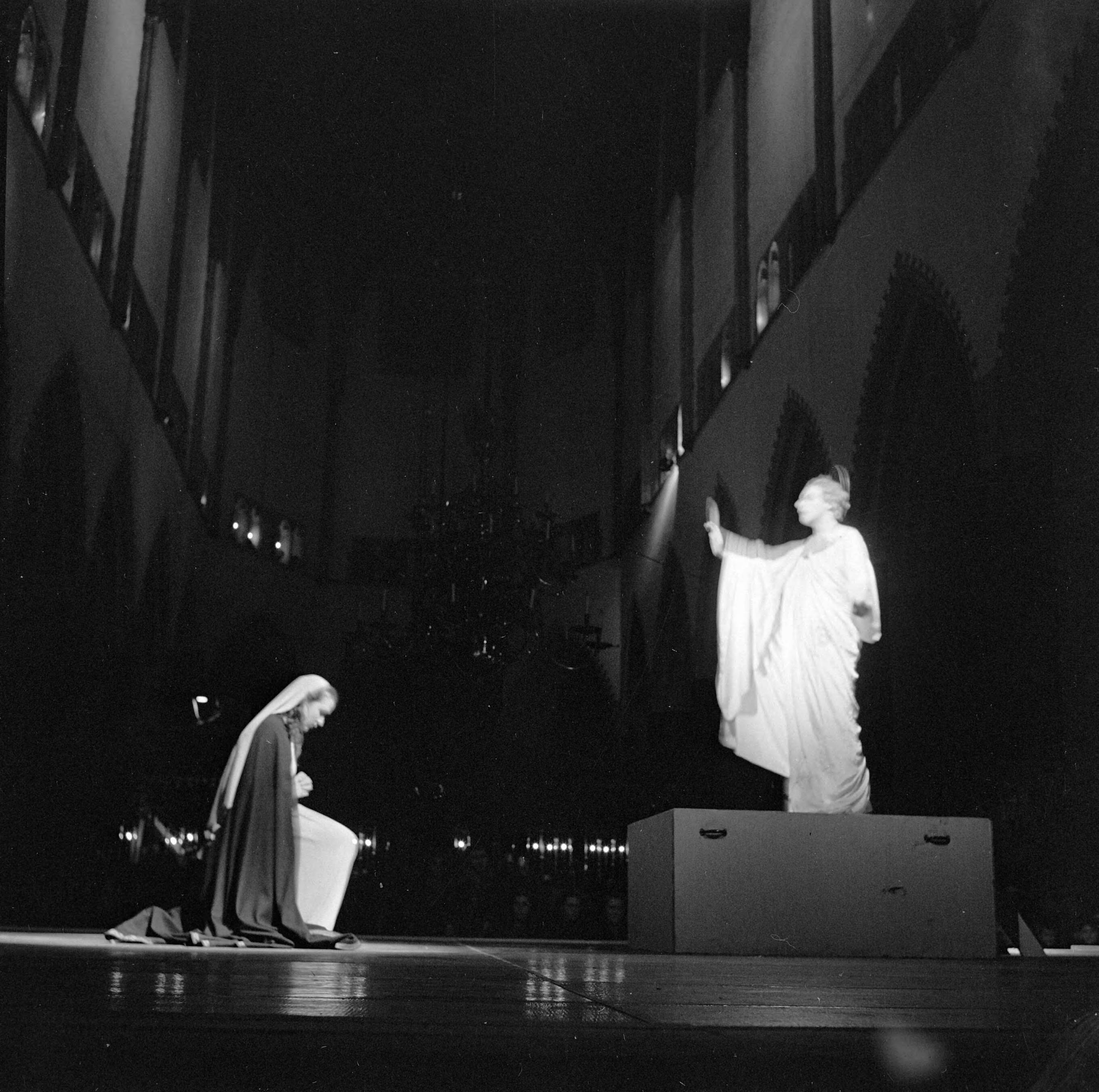 Fotocollectie Anefo — Kerstspel in de Grote of St. Bavokerk te Haarlem — Foto: Haren Noman, Theo van / Anefo. Licentie: Set B: Rechtenvrij / Publiek Domein. Bron: Nationaal Archief. http://hdl.handle.net/10648/a88fccfc-d0b4-102d-bcf8-003048976d84