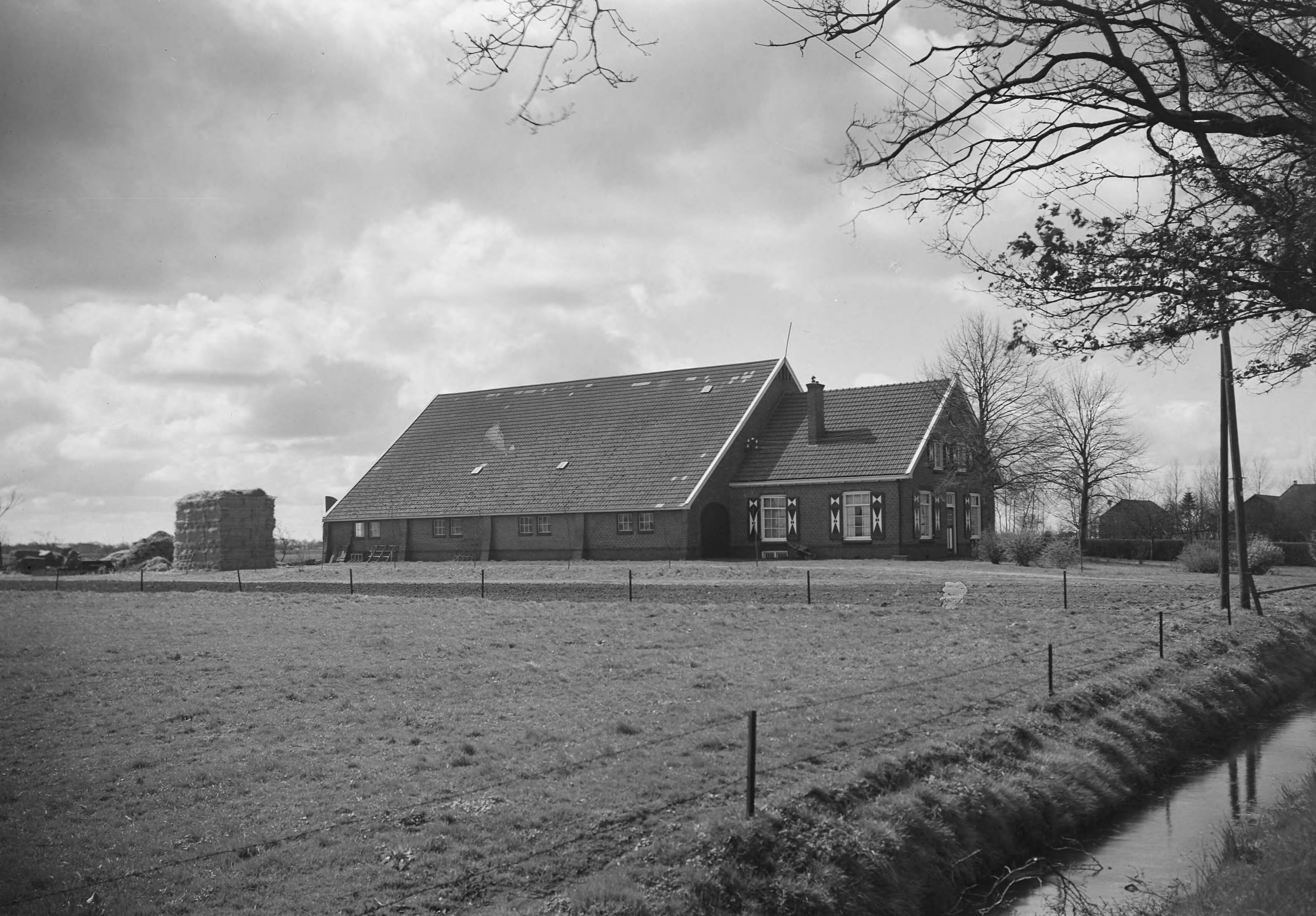 Fotocollectie Nederlandse Heidemaatschappij — Boerderij te Vlagtwedde (Toxopeus) — Foto: Fotograaf Onbekend / Heidemij. Licentie: Set B: Rechtenvrij / Publiek Domein. Bron: Nationaal Archief. http://hdl.handle.net/10648/ae5fc628-d0b4-102d-bcf8-003048976d84