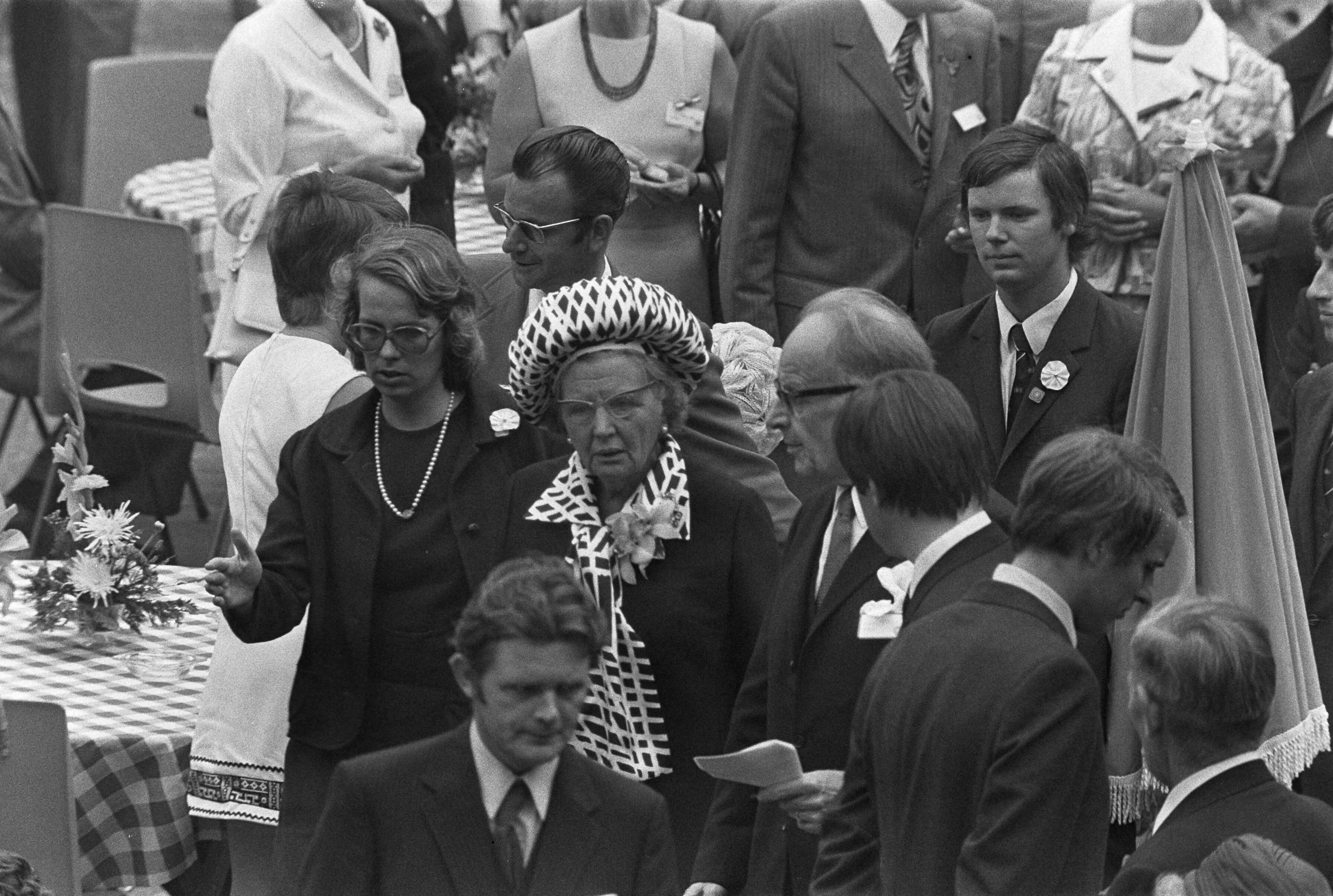 Fotocollectie Anefo — Viering Zilveren Regeringsjubileum van Koningin Juliana in Den Haag — Foto: Mieremet, Rob / Anefo. Licentie: Set B: Rechtenvrij / Publiek Domein. Bron: Nationaal Archief. http://hdl.handle.net/10648/ac365484-d0b4-102d-bcf8-003048976d84
