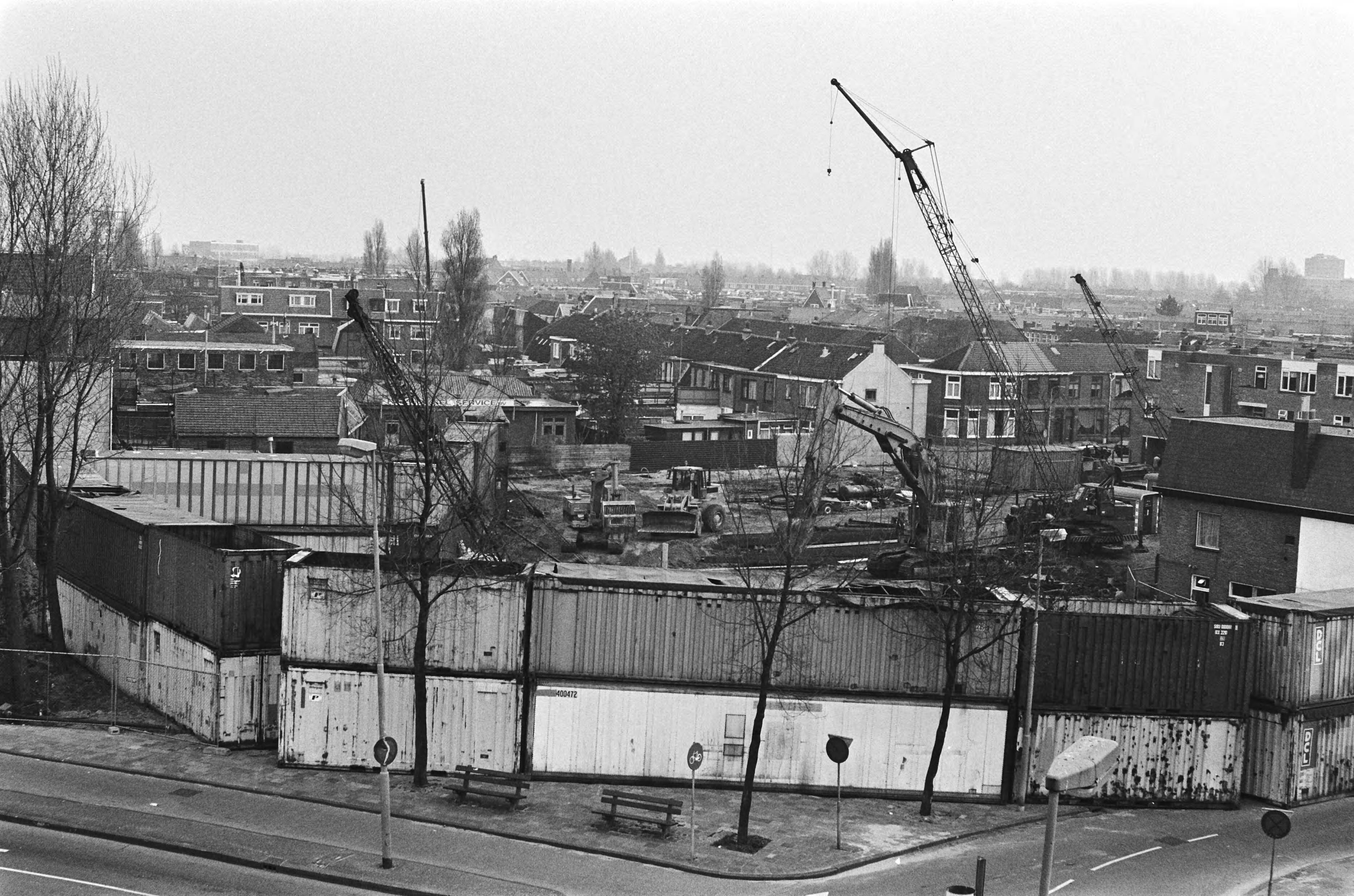 Fotocollectie Anefo — Containers tegen eventuele ontploffingen bij bouwput met bommen in Haarlem — Foto: Bogaerts, Rob / Anefo. Licentie: Set B: Rechtenvrij / Publiek Domein. Bron: Nationaal Archief. http://hdl.handle.net/10648/ad463b8c-d0b4-102d-bcf8-003048976d84